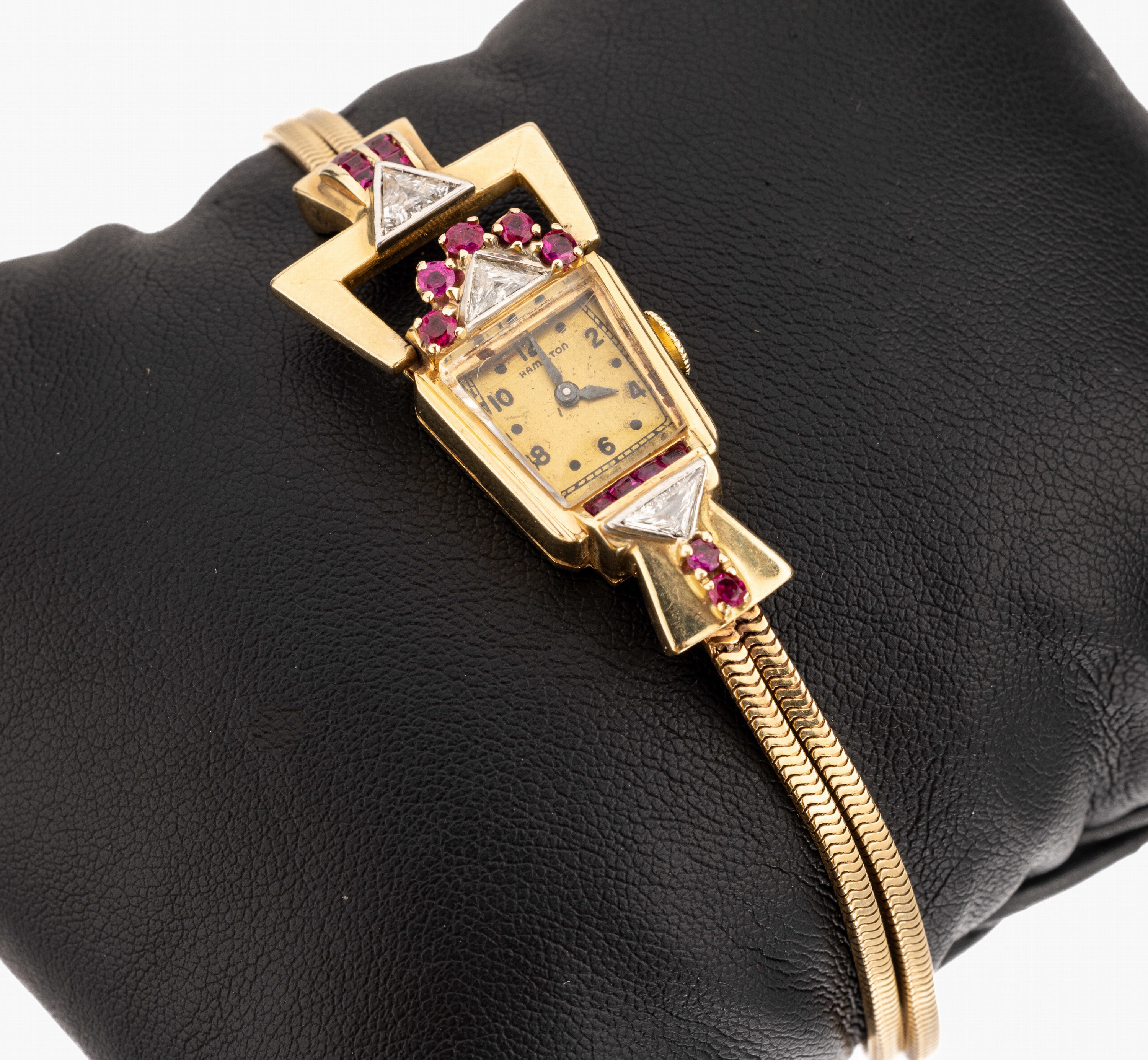 Außergewöhnliche 14 kt Gold Diamant-Rubin- Damenschmuckuhr, 1940er Jahre, GG 585/000, geometrische Gestaltung, Handaufzugswerk, Ziffernblatt bez. ...