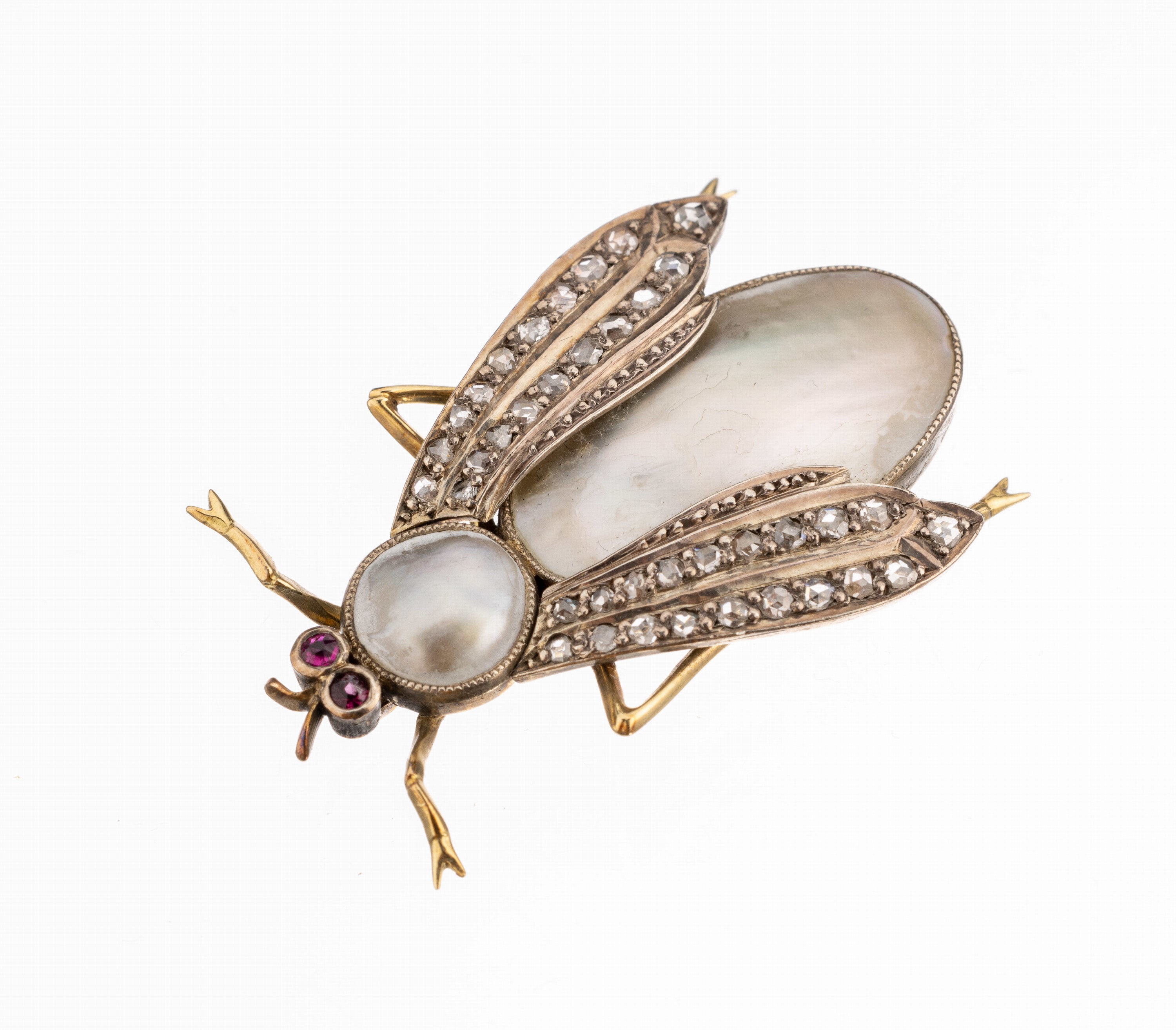 14 kt Gold Diamant-Brosche, um 1890, GG 625/000, Darstellung eines Insektes, Korpus und Kopf Perlmutt, Flügel mit 38 in Platin gefassten ...