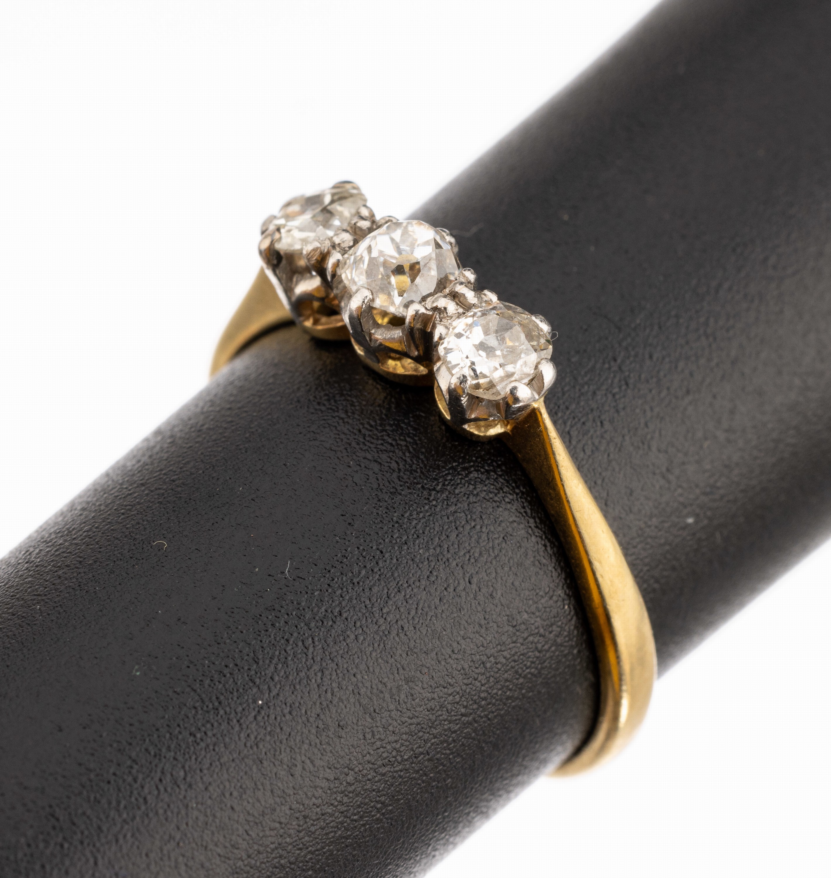 18 kt Gold Diamant-Ring, um 1900, GG 750/ 000, 3 in Platin gefasste Altschliffdiamanten zus. ca. 0.70 ct Weiss-l.get.Weiss/si-p, RW 55, ca. 2.5 g, ...