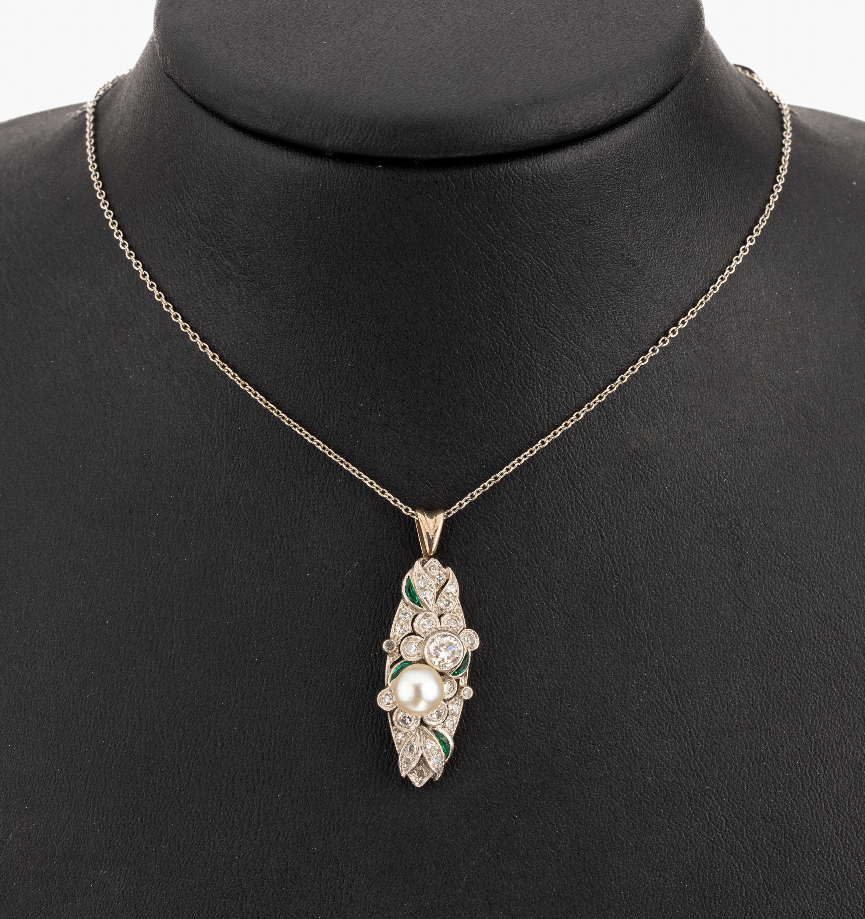 Platin Art Deco Diamant-Smaragd-Anhänger, um 1920, Pt gepr., länglich oval, durchbrochengearbeitet, mittig Altschliffdiamant ca. 0.40 ct Weiss/p, ...