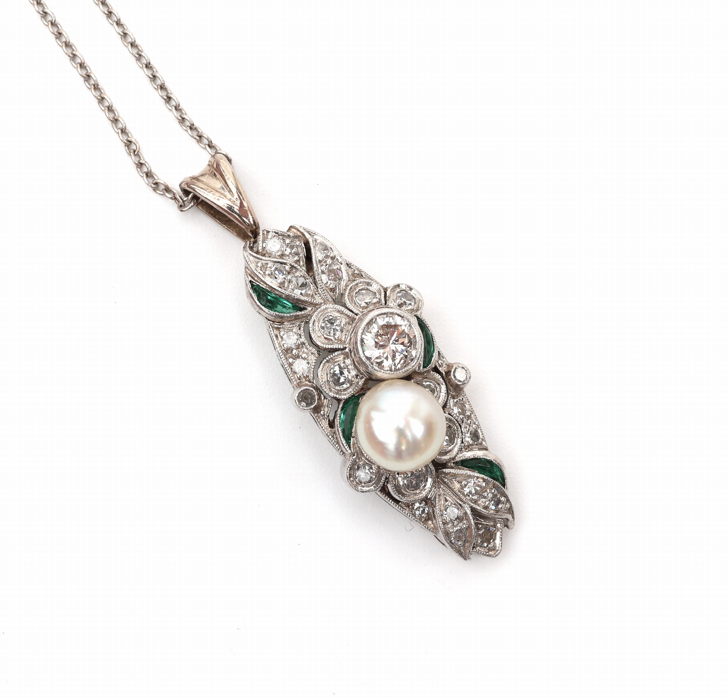 Detail a: Platin Art Deco Diamant-Smaragd-Anhänger, um 1920, Pt gepr., länglich oval, durchbrochengearbeitet, mittig Altschliffdiamant ca. 0.40 ct Weiss/p, ...