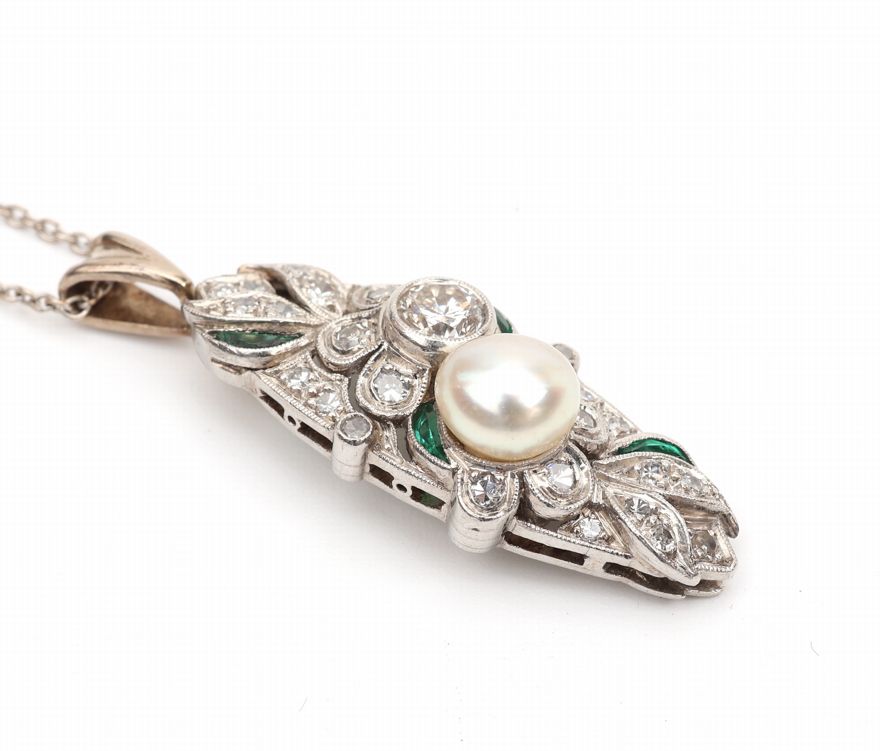 Detail b: Platin Art Deco Diamant-Smaragd-Anhänger, um 1920, Pt gepr., länglich oval, durchbrochengearbeitet, mittig Altschliffdiamant ca. 0.40 ct Weiss/p, ...