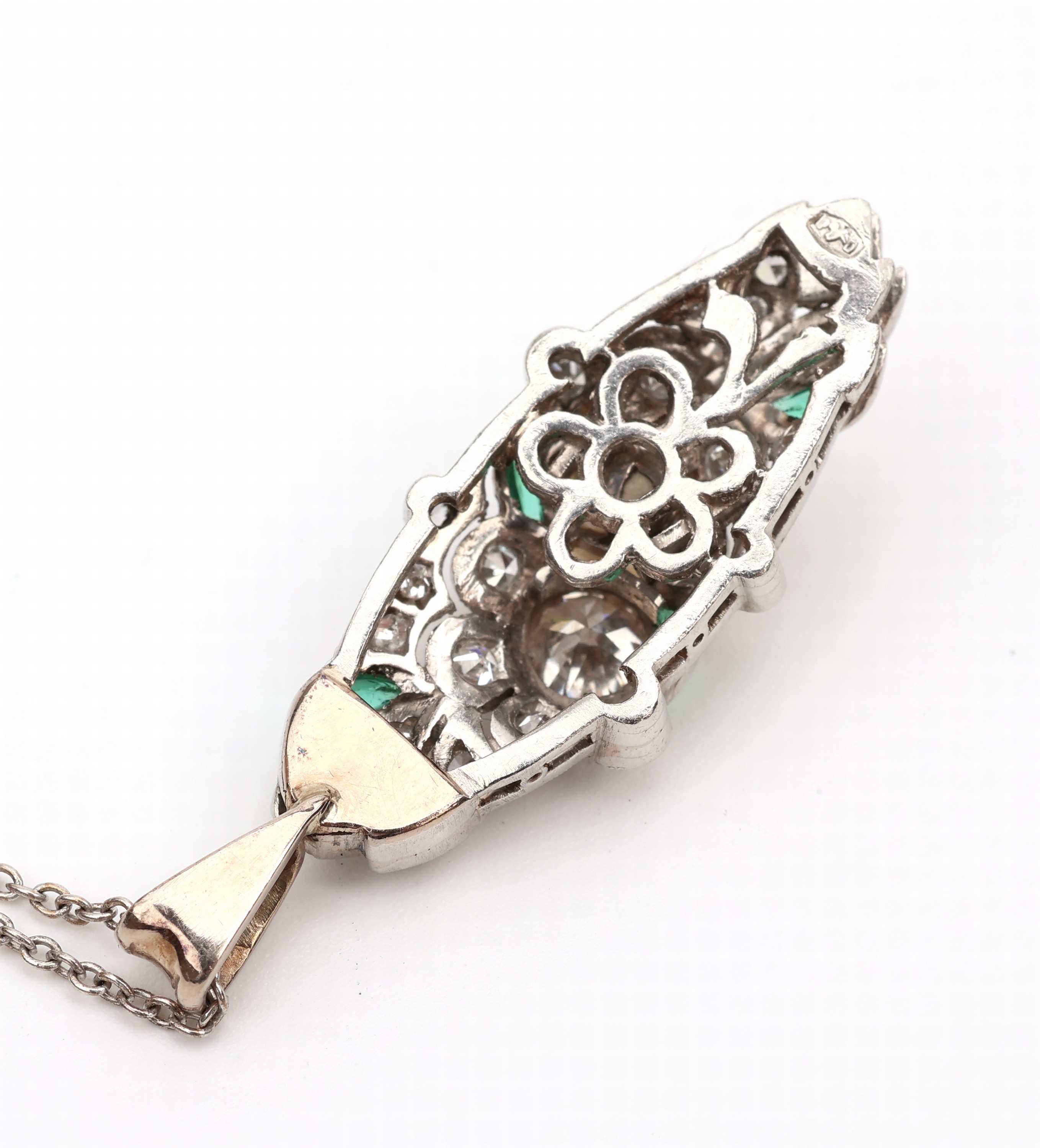 Detail c: Platin Art Deco Diamant-Smaragd-Anhänger, um 1920, Pt gepr., länglich oval, durchbrochengearbeitet, mittig Altschliffdiamant ca. 0.40 ct Weiss/p, ...