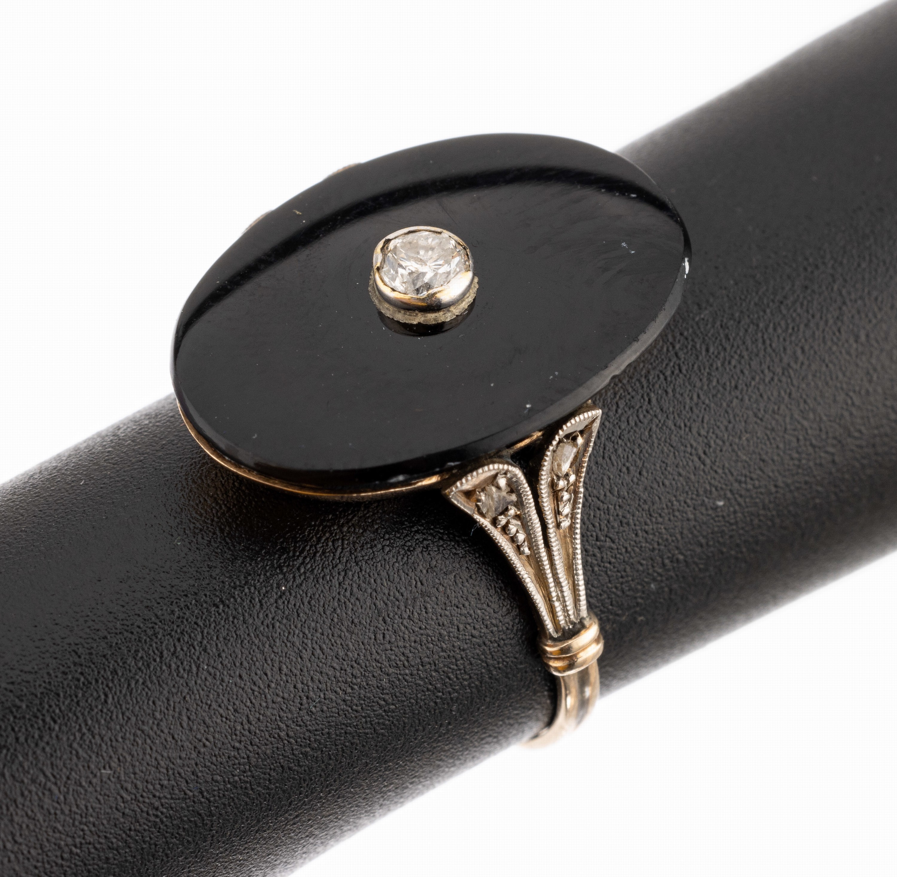 14 kt Gold Art Deco Onyx-Diamant-Ring, um 1920, GG 585/000 gepr., ovaler Ringkopf ausOnyx, mittig 1 Altschliffdiamant ca. 0.20 ct Weiss/p, ...