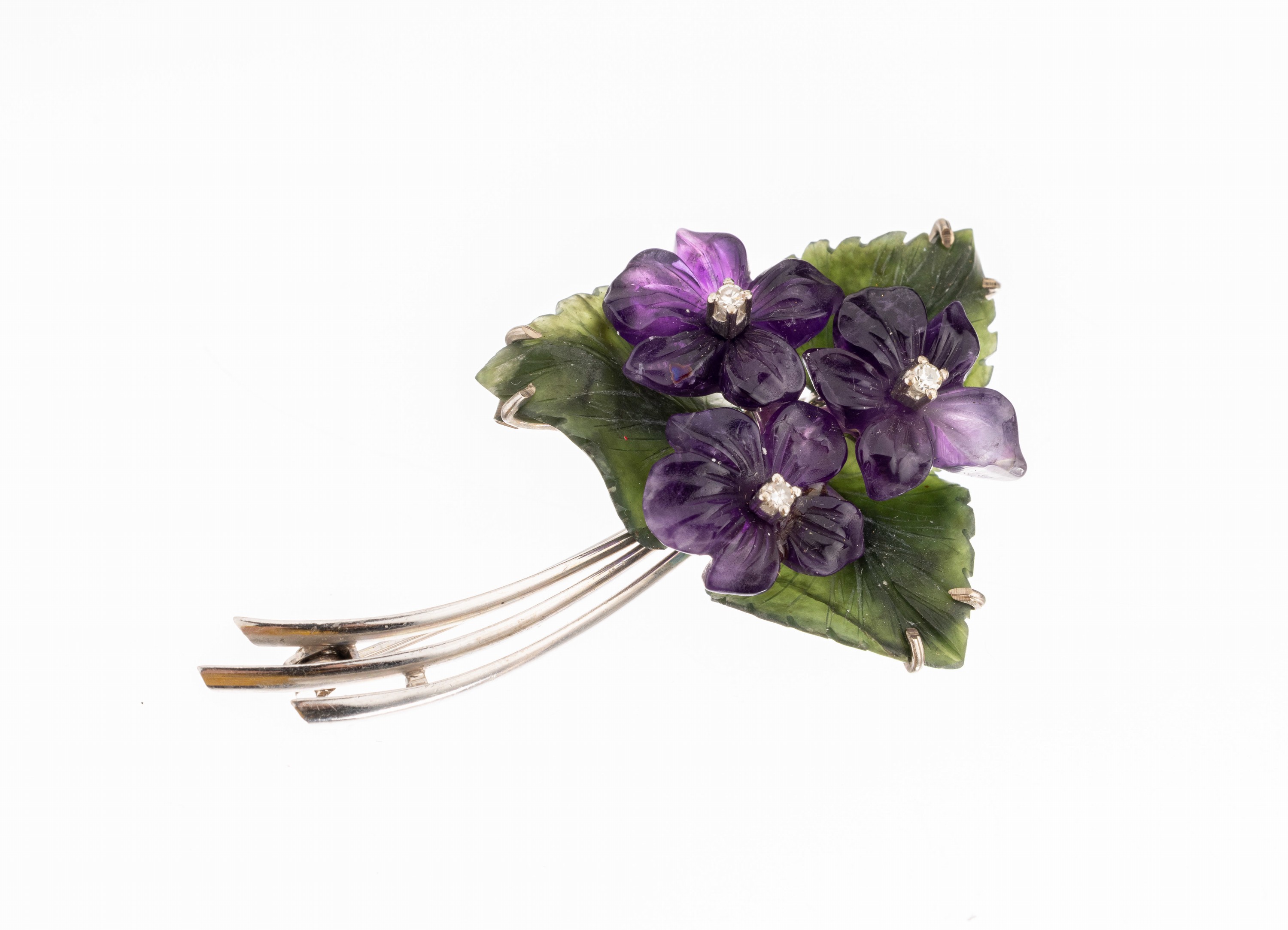 14 kt Gold Veilchenbrosche, WG 585/000, 1960er Jahre, Blätter aus Nephrit geschnitten,Blüten geschnittener Amethyst, 3 kl. 8/8- Diamanten, ca. 5 x ...