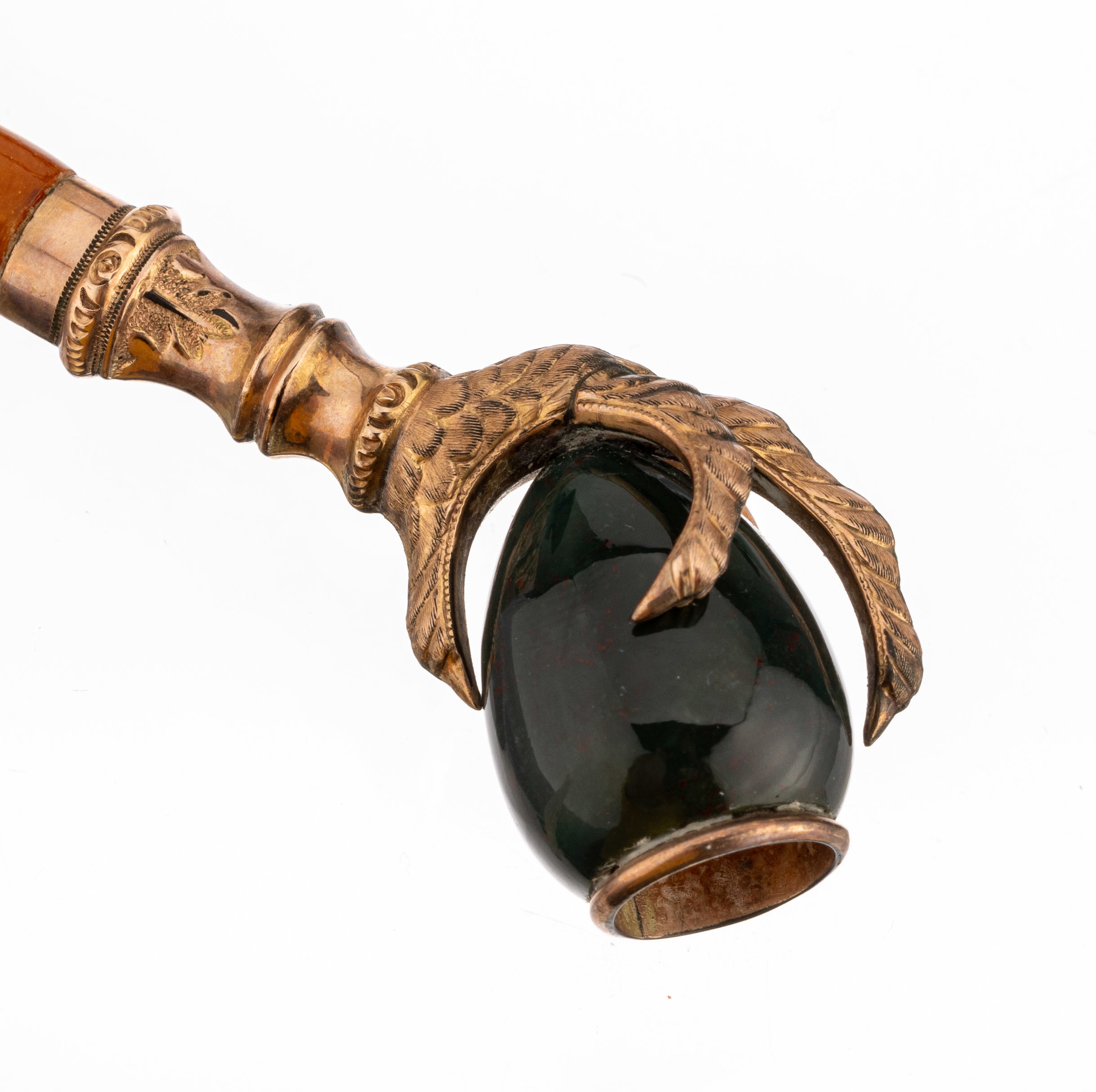 Detail a: Außergewöhnliche 14 kt Gold Pfeife, RoseG 585/000, um 1890, Mundstück Bernstein, Kralle aus RoseG grav. und punziert, Achat haltend, L. ca. 9.5 ...