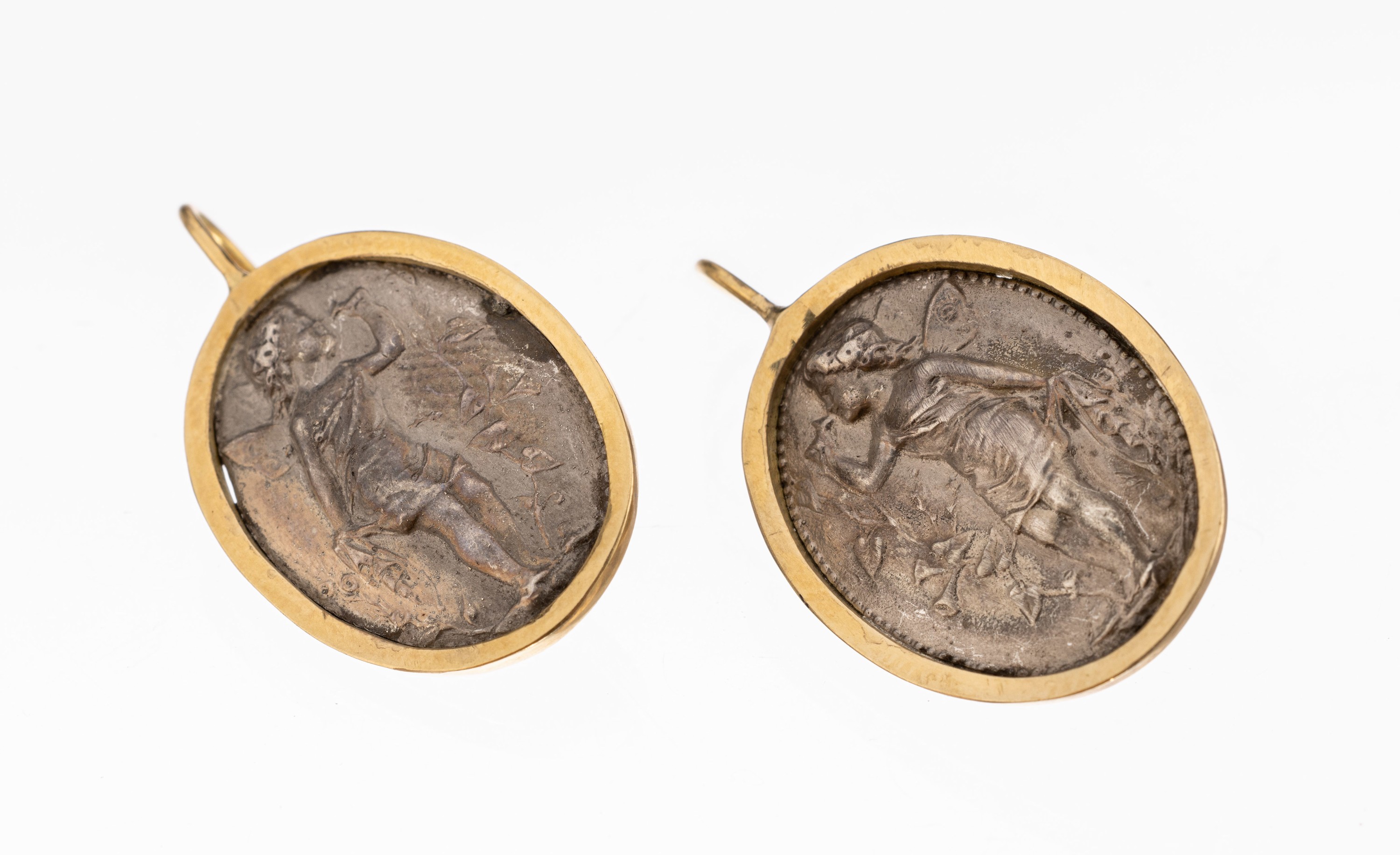 Paar 18 kt Gold und Silber Ohrhänger, GG 750/000 gepr., oval, mittig Silber, Darstellung eines jungen Mädchens mit floralenElementen, im Stil des ...