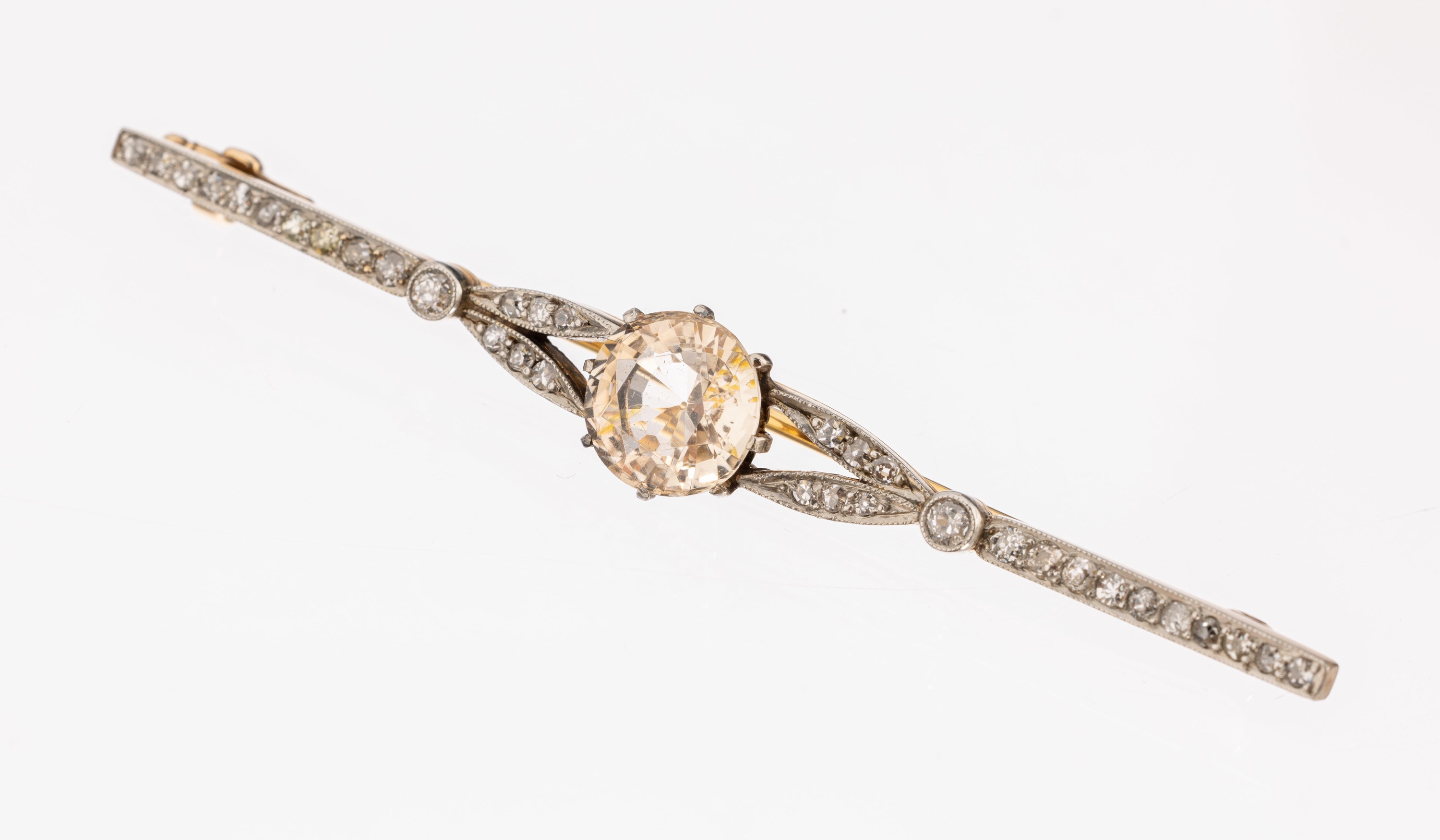 14 kt Gold Saphir-Diamant-Brosche, um 1910, GG 585/000 gepr., schauseitig Platin, anged. schleifenf., mittig rundfacett. gelbbrauner Saphir ca. 3.00 ...