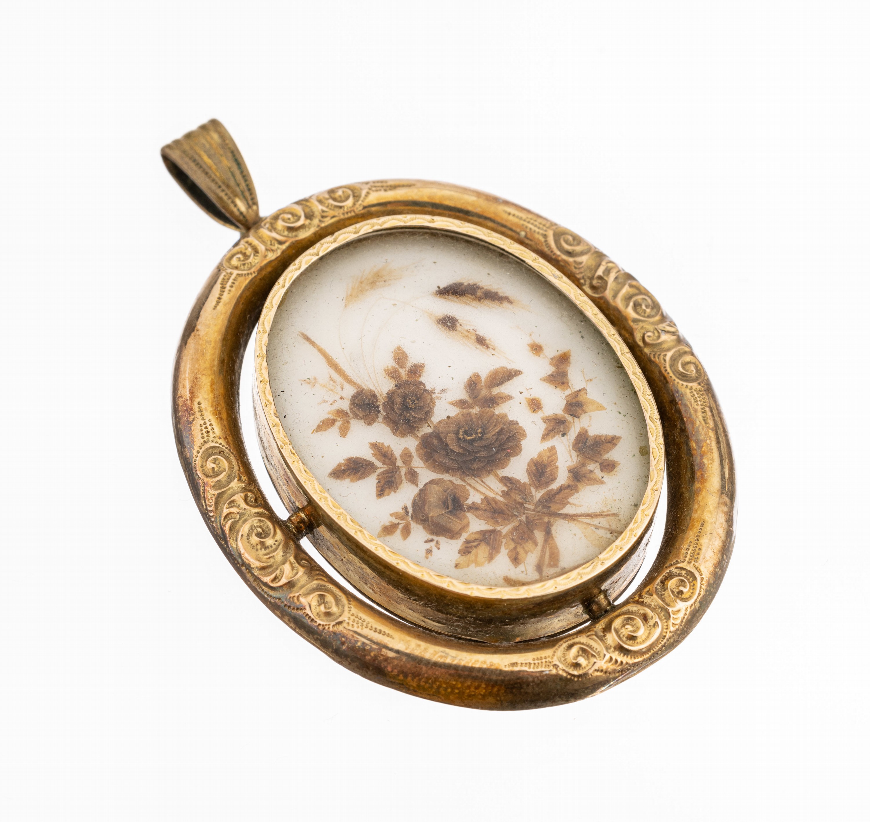 Medaillon-Anhänger, um 1860, Silber verg., gefüllt, mittig ovale Einlage mit Rosenstrauchaufwendig aus Haaren, Rahmung mit Rocaillen, rückseitig ...