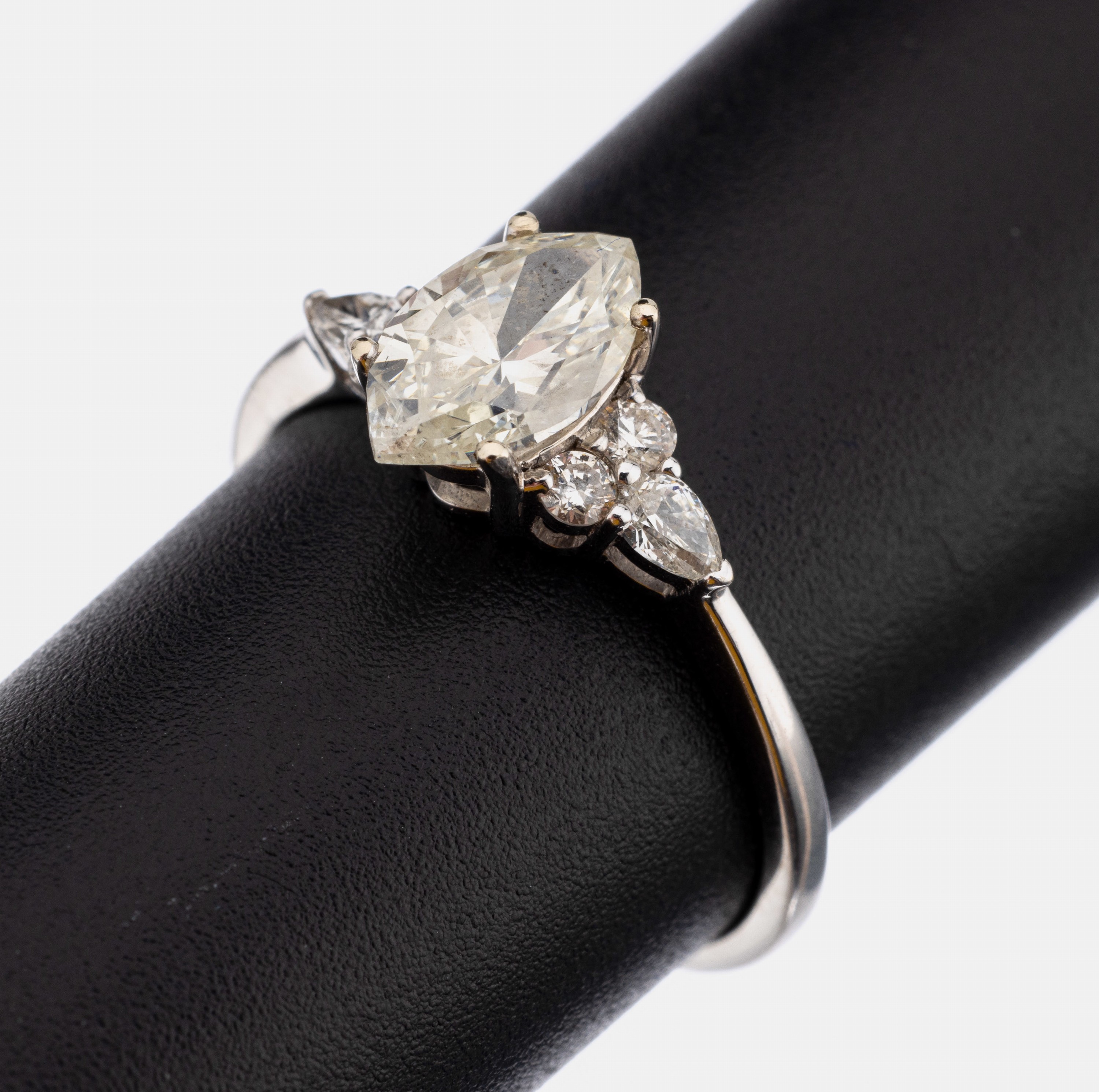 18 kt Gold Diamant-Ring, WG 750/000, mittigerhaben gefasste Diamant-Navette ca. 1.0 ct get.Weiß/p, seitl. 4 Brillanten und 2 Diamanttropfen zus. ...