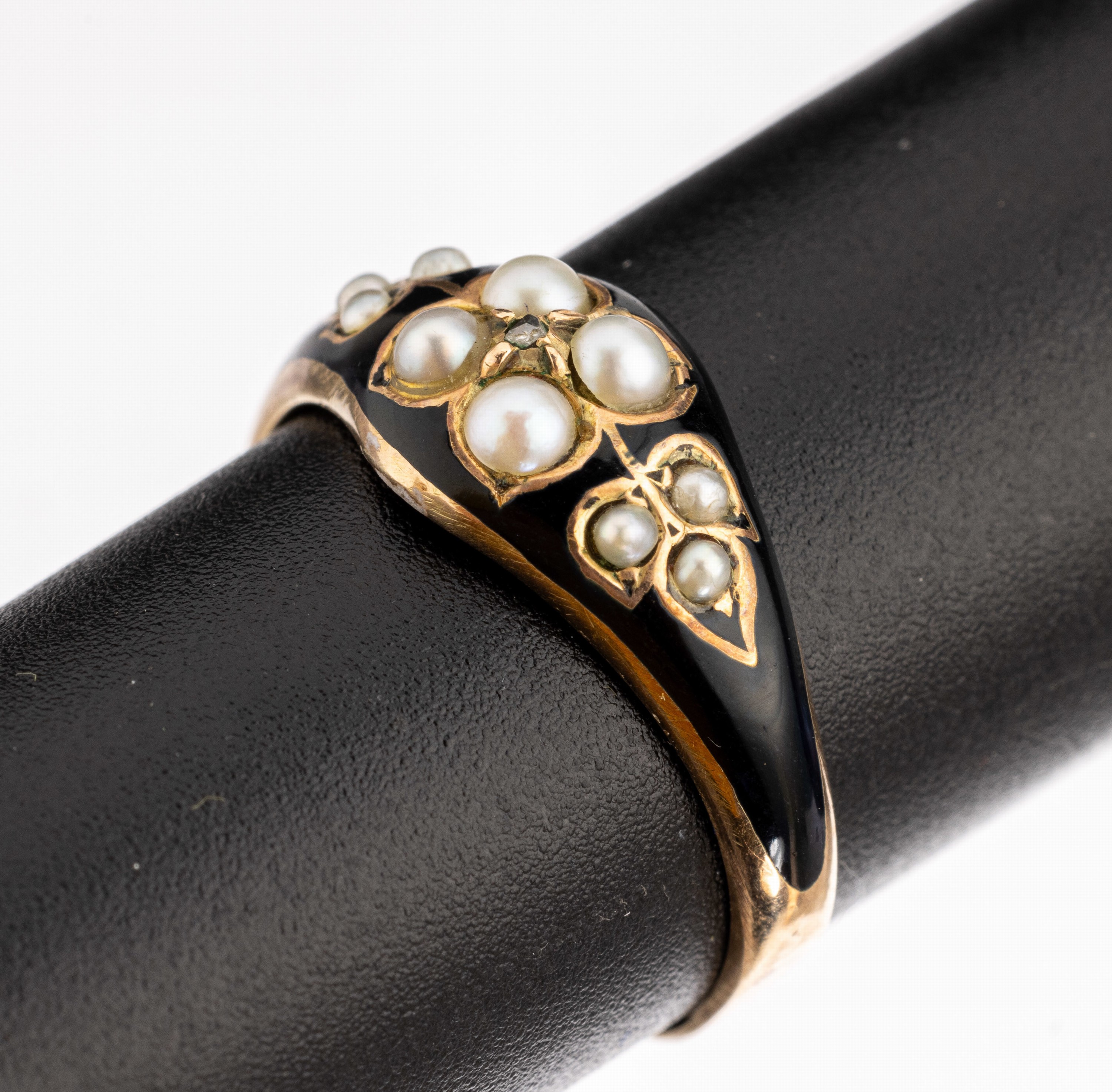 14 kt Gold Perl-Ring, 1873, GG 585/000 gepr., wohl England, Ringkopf schwarz emailliert mit kl. Flussperlen, innen pers. Gravur und Datierung Nov. ...
