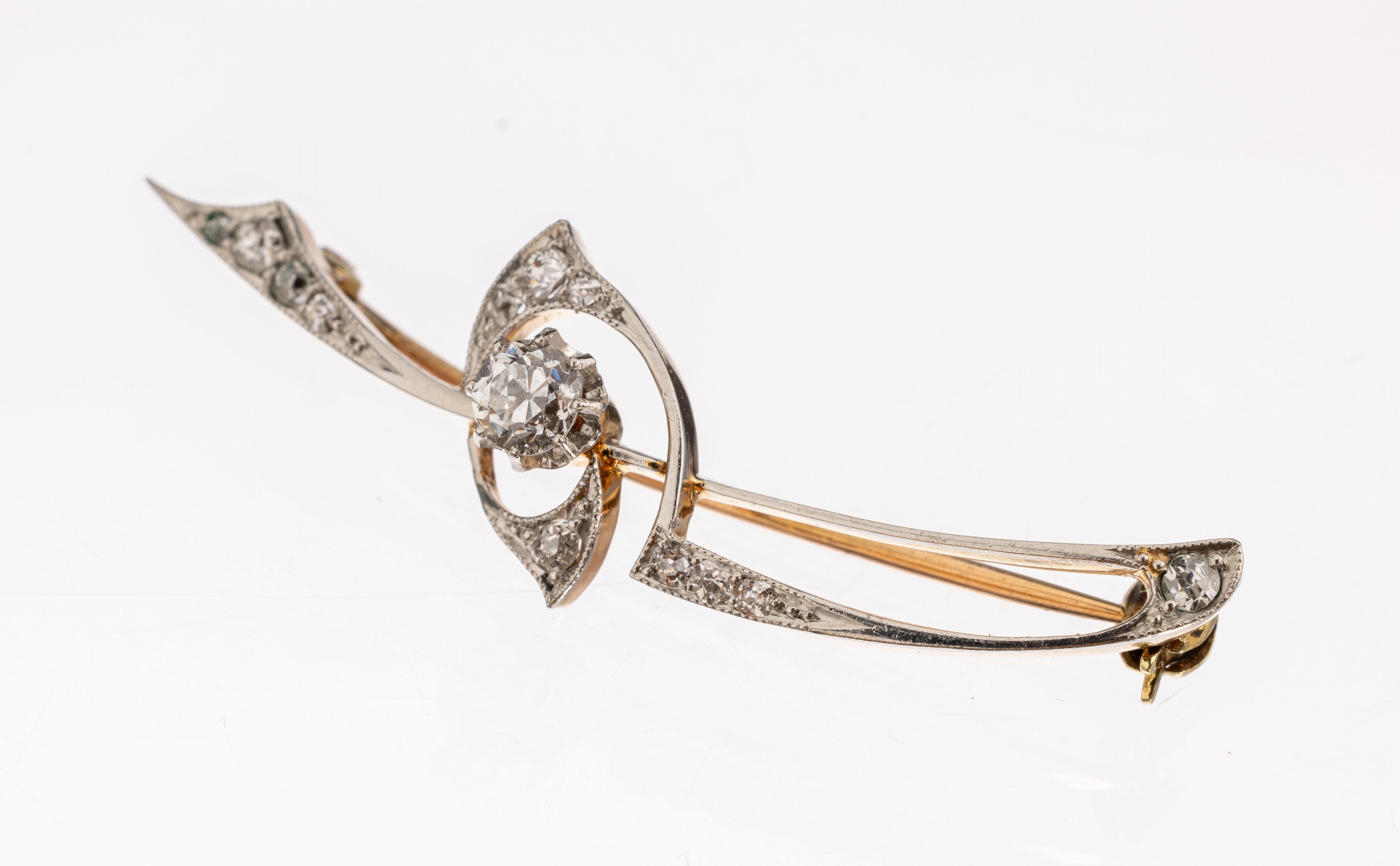 14 kt Gold Jugendstil Diamant-Brosche, um 1899-1905, GG 585/000 gepr., schauseitig Platin, sehr feine und qualitätvolle Verarbeitung, mittig ...