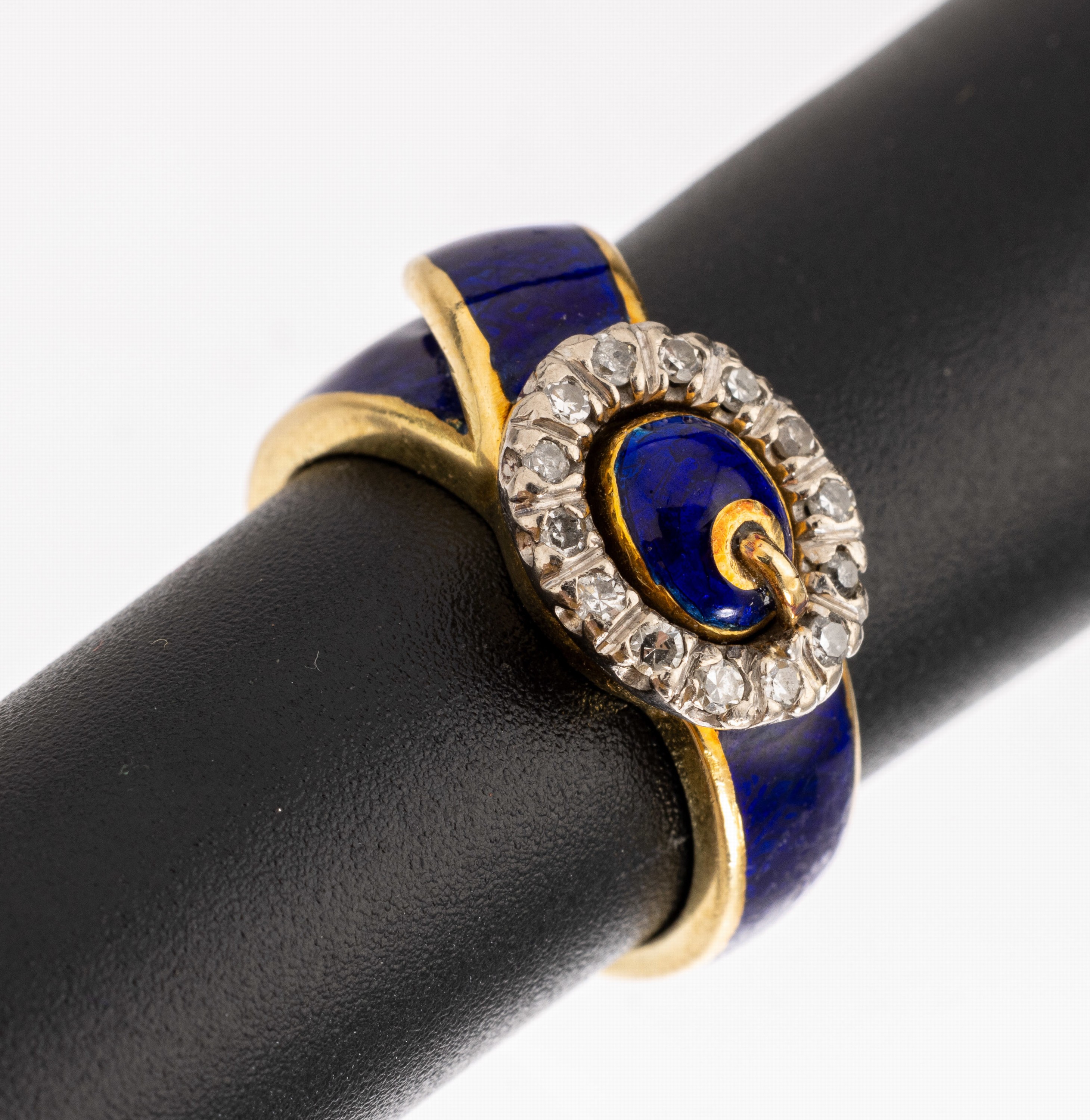 18 kt Gold Diamant-Ring, England/Sheffield 1908, GG 750/000, Ringkopf in Form einer Gürtelschließe, dunkelblau emailliert, 14 8/8-Diamanten zus. ...