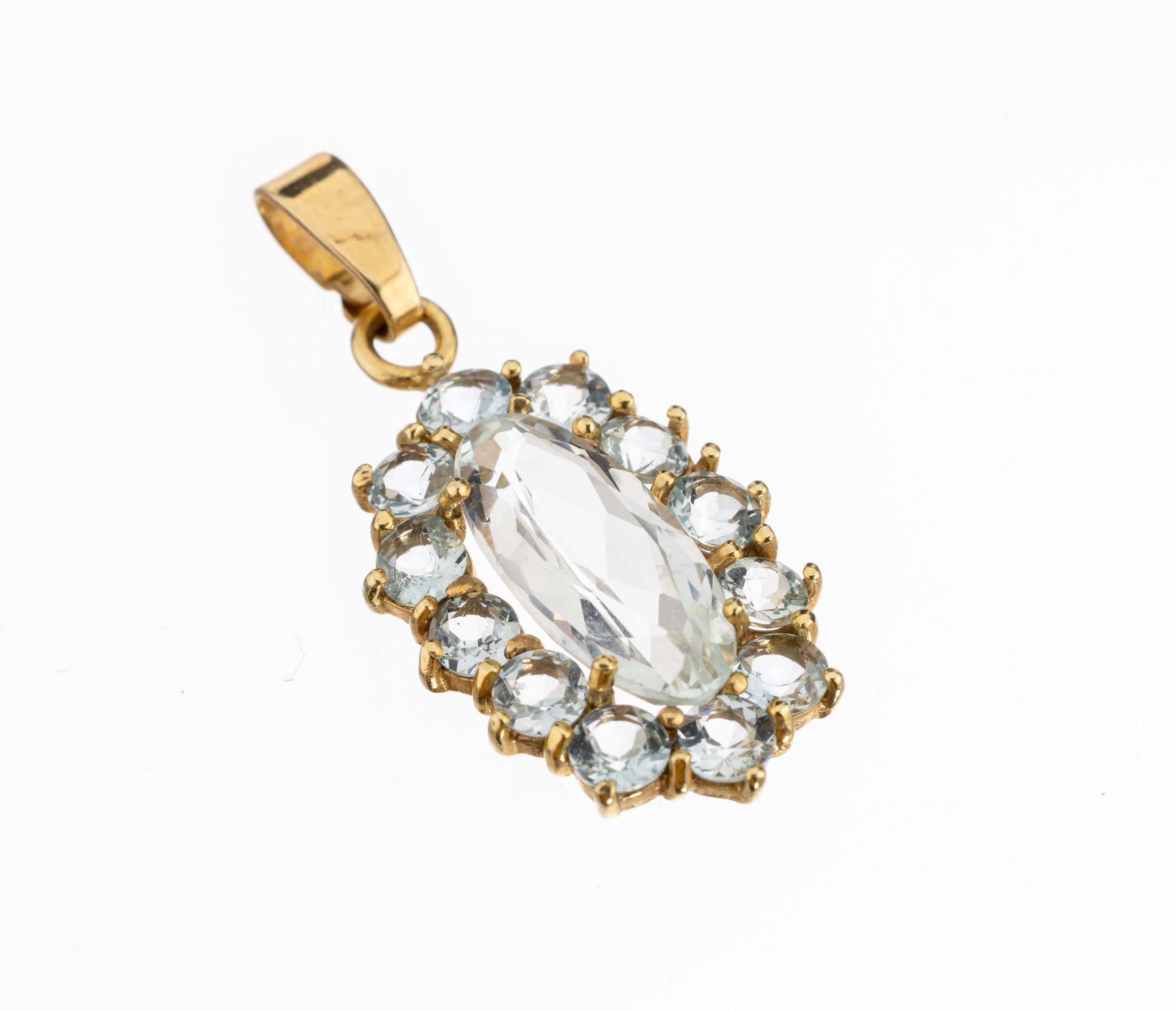 14 kt Gold Aquamarin-Anhänger, GG 585/000, mittig ovalfacett. Aquamarin umgeben von 12 rundfacett. Aquamarinen zus. ca. 5.0 ct, ca. 3.1 g