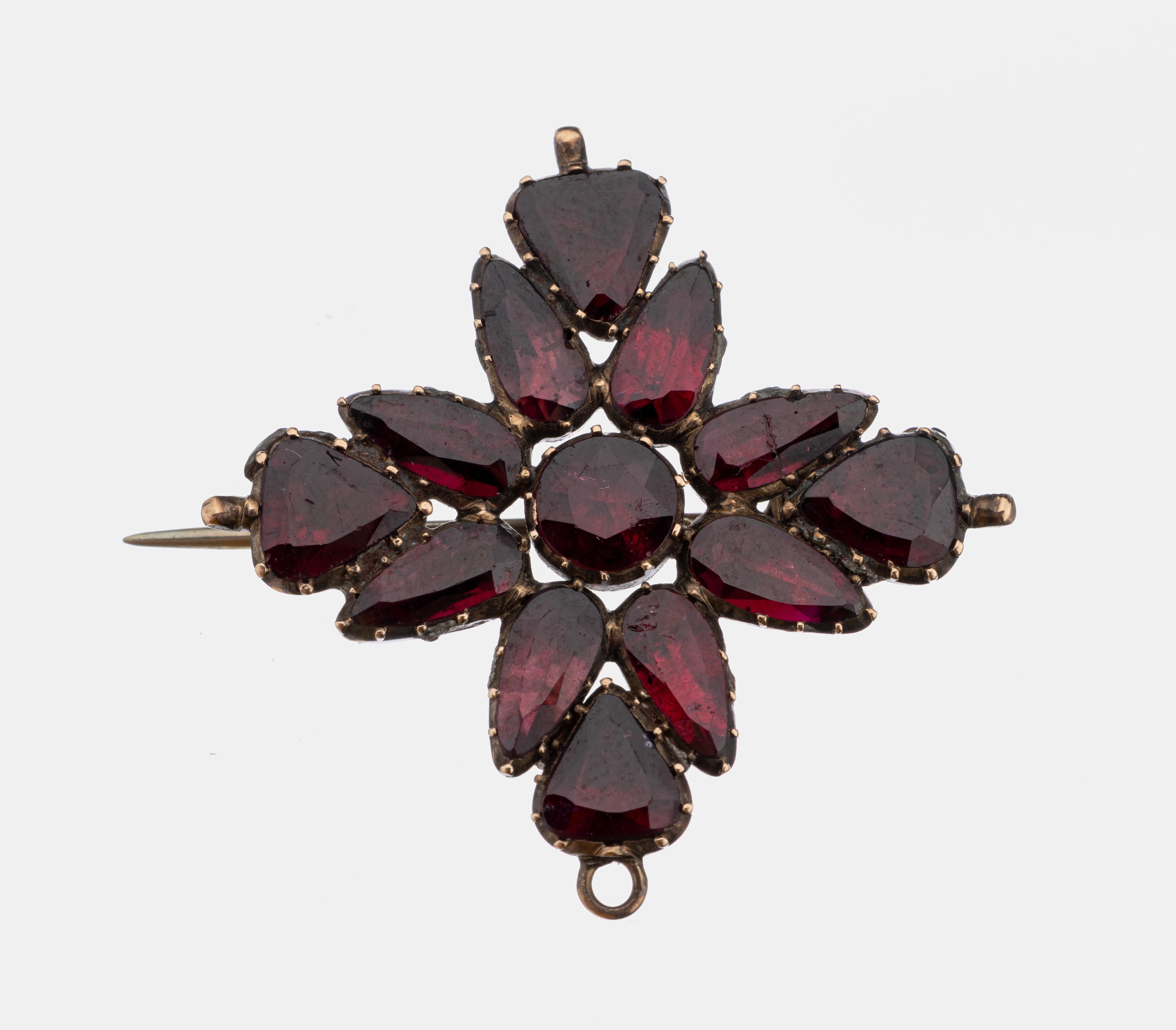 14 kt Gold Almandin-Brosche, um 1820, RG 585/000 gepr., Kreuzform, 13 facett. Almandinen zus. ca. 6.0 ct, ca. 3.3 x 3.3 cm, kl. Einhängeöse, ca. ...