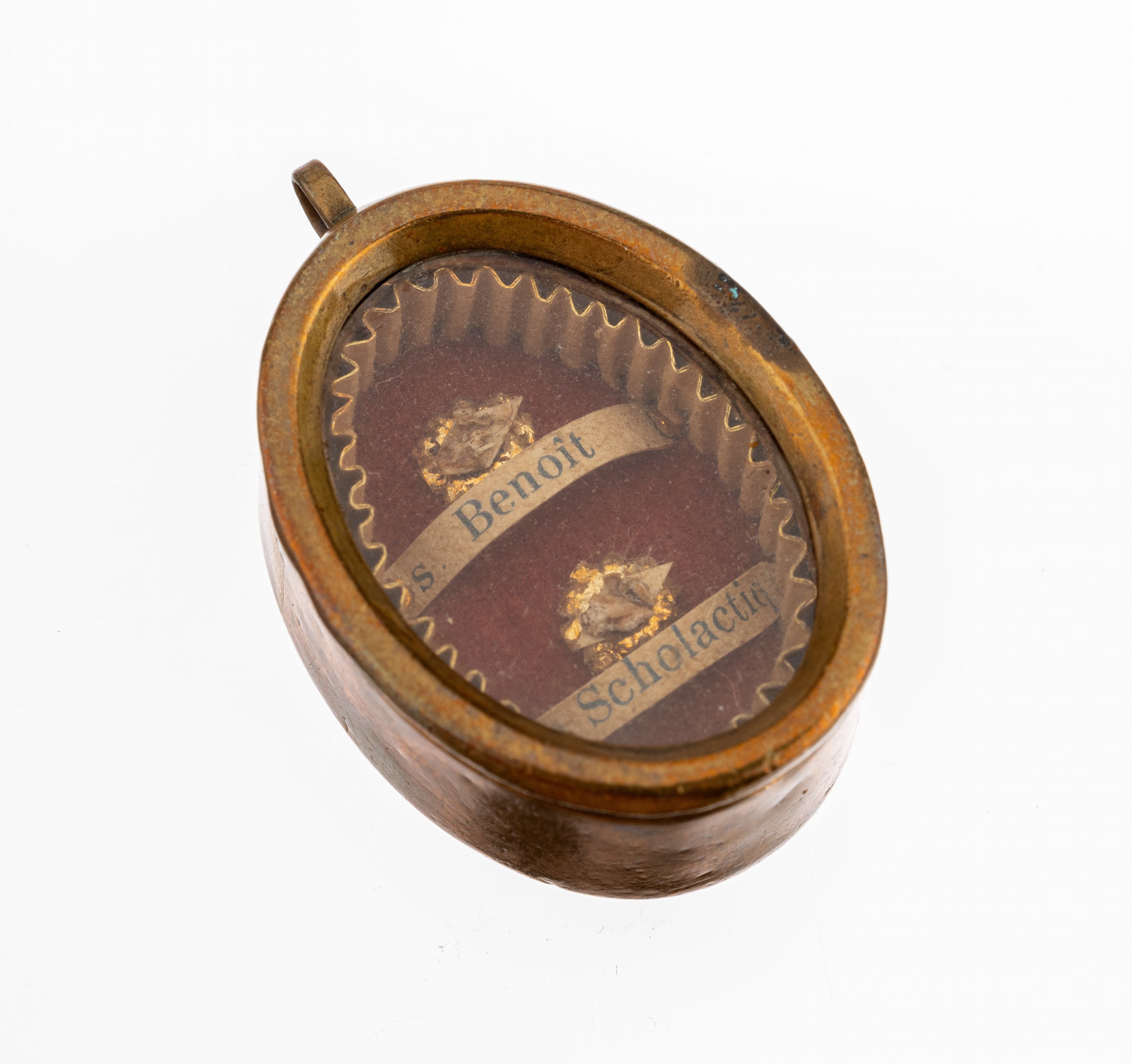 Reliquien-Anhänger, um 1820-40, Messing, öffenbar, innen rs. mit Wachssiegel geschlossen, 2 kl. Reliquien, bez. Benoit und Scholactiq, ...