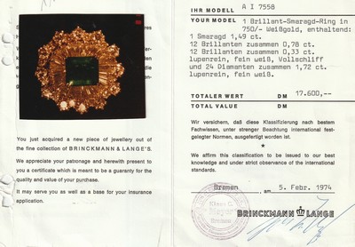 26809604a - 18 kt Gold Smaragd-Diamant-Ring, WG 750/000, Aufbau in mehreren Ebenen, mittig erhaben ...
