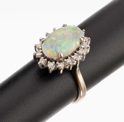 Image 18 kt Gold Opal-Diamant-Ring, WG 750/000, mittig ovaler Opal-Cabochon ca. 2.50 ct, ...