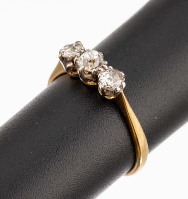 Image 18 kt gold diamond-ring, approx. 1900 , YG 750/000, 3 in platinum set old cut diamonds ...