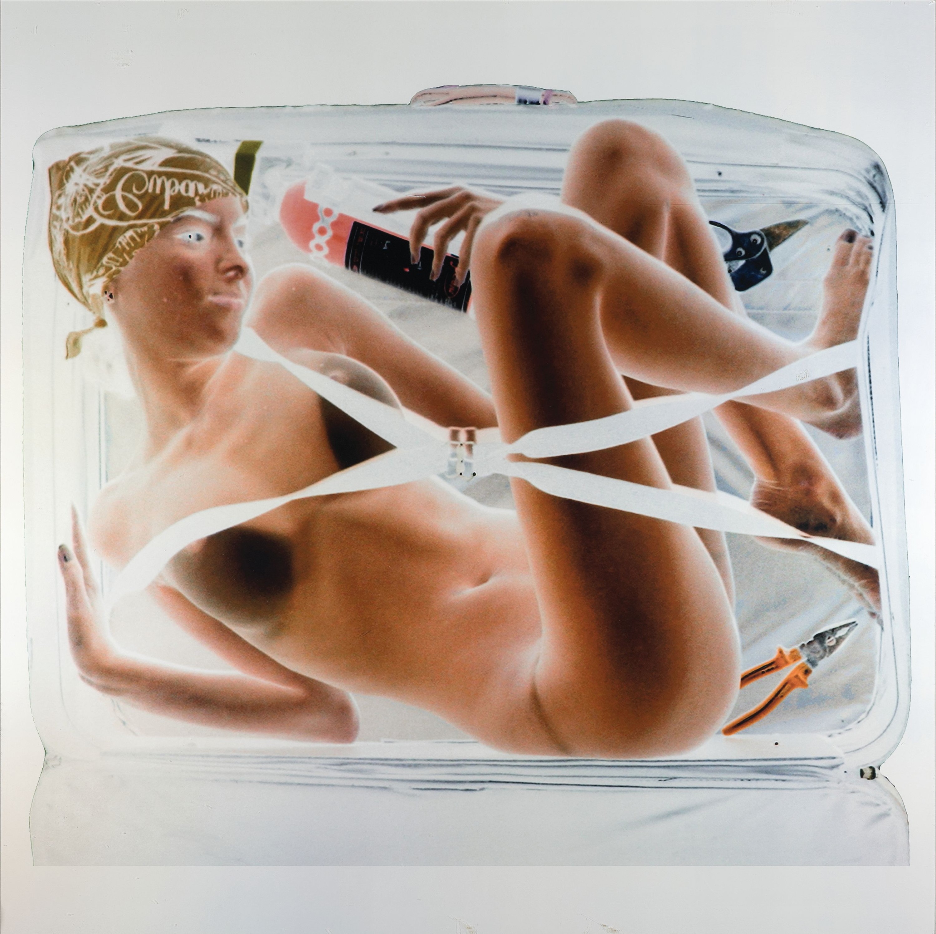 Sarai Givaty, israelische Künstlerin, geb. 1982, "X Ray Suitcase", C-Print auf Metallplatte, die Künstlerin lag selbst im Koffer und ...