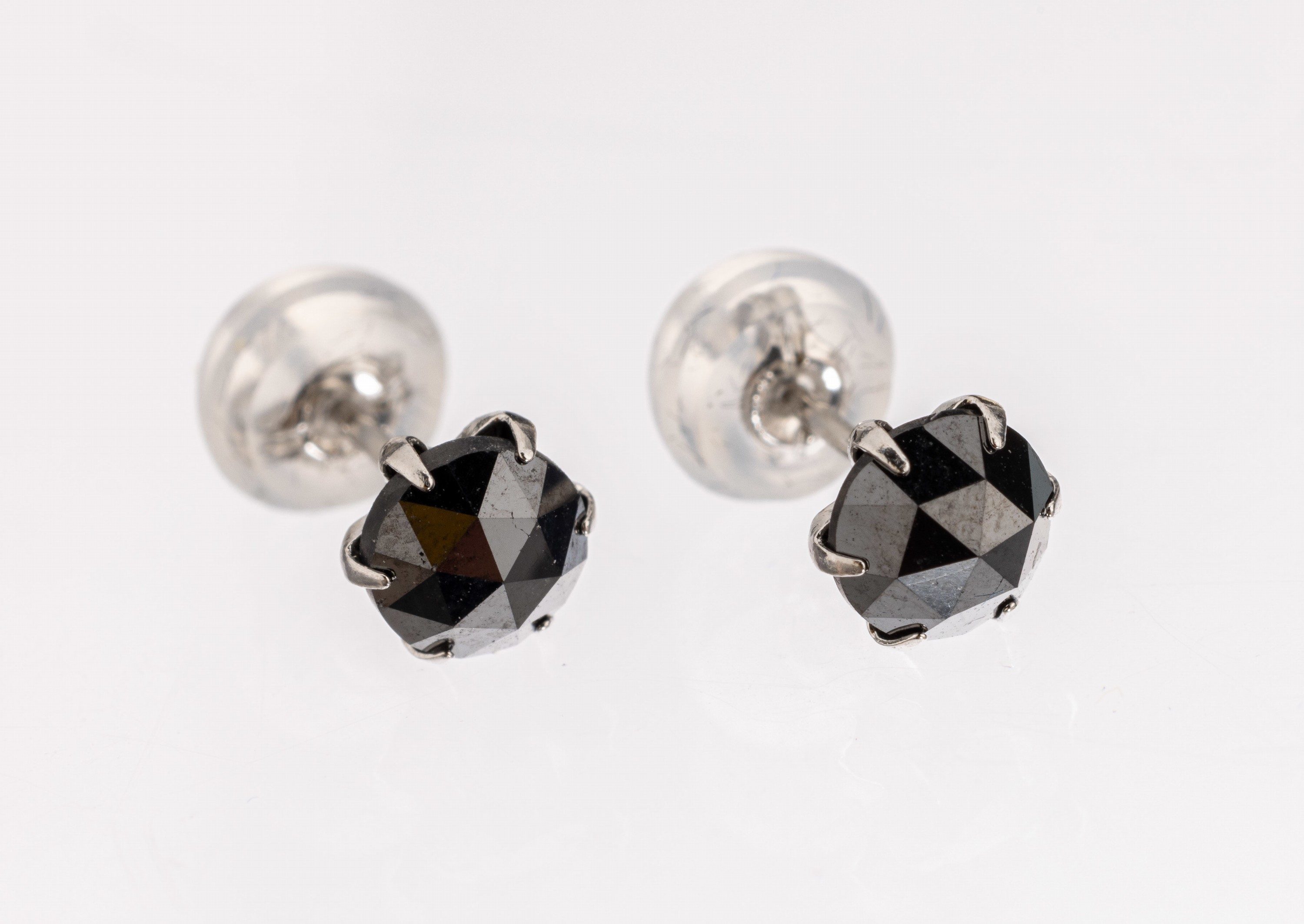 Paar Platin Diamant-Ohrstecker, Pt gepr., 2schwarze Diamantrosen (beh.) zus. ca. 1.0 ct, Brisuren Kunststoff