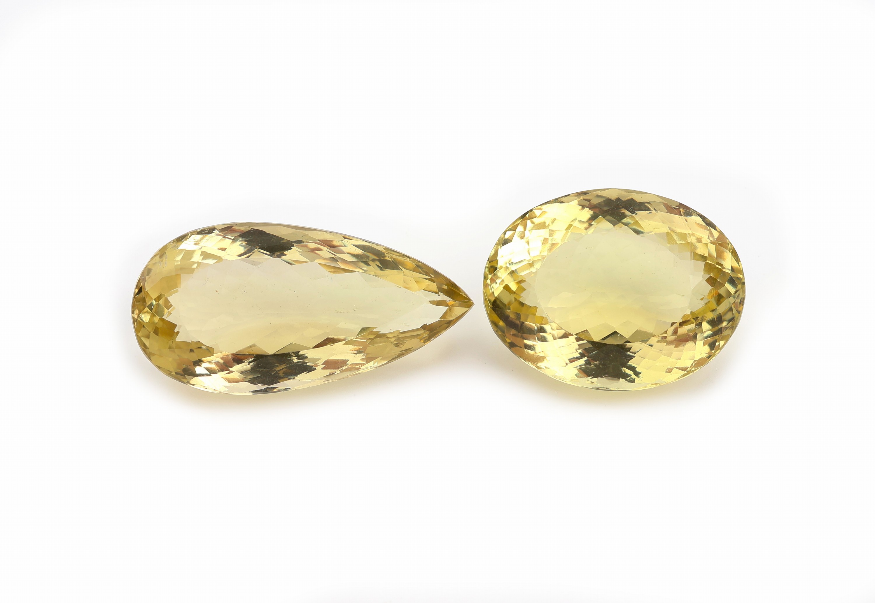 Lot 2 lose Lemoncitrine, zus. ca. 215.1 ct,1 x facett. Tropfen, 1 x ovalfacett.