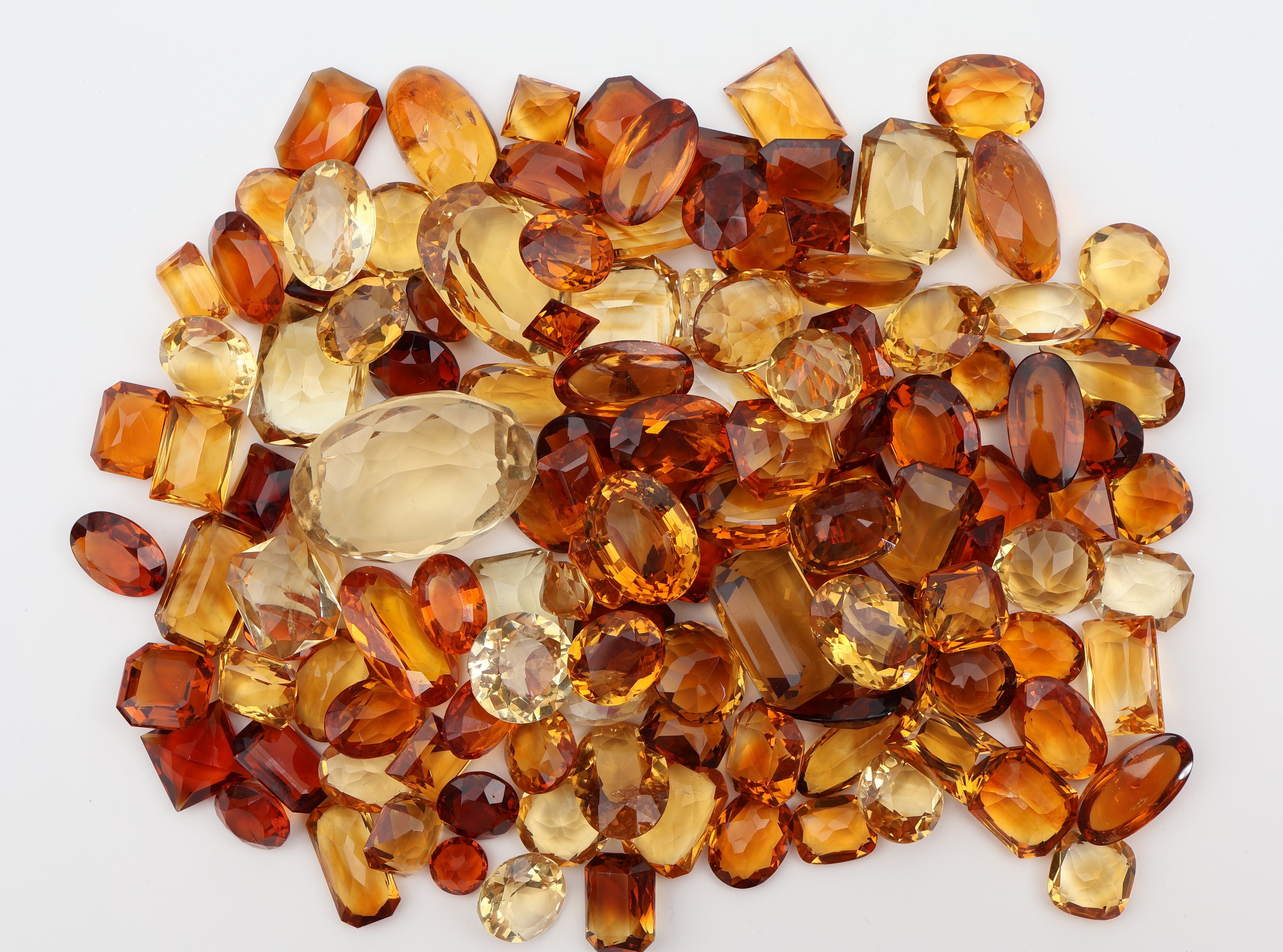 Lot lose Citrine, ca. 717 ct, versch. Grössen, Formen und Farbnuancen