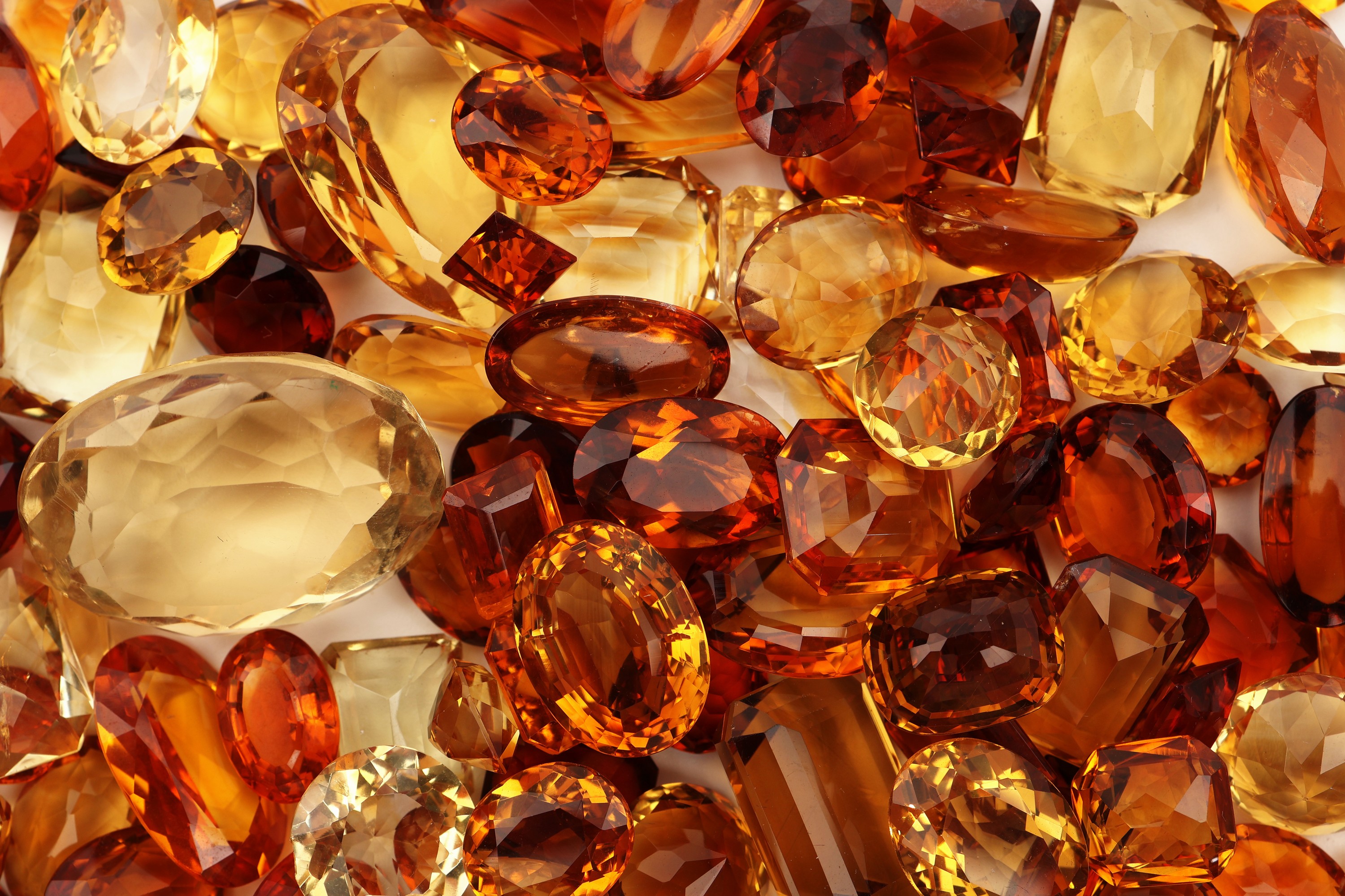 Detail b: Lot lose Citrine, ca. 717 ct, versch. Grössen, Formen und Farbnuancen
