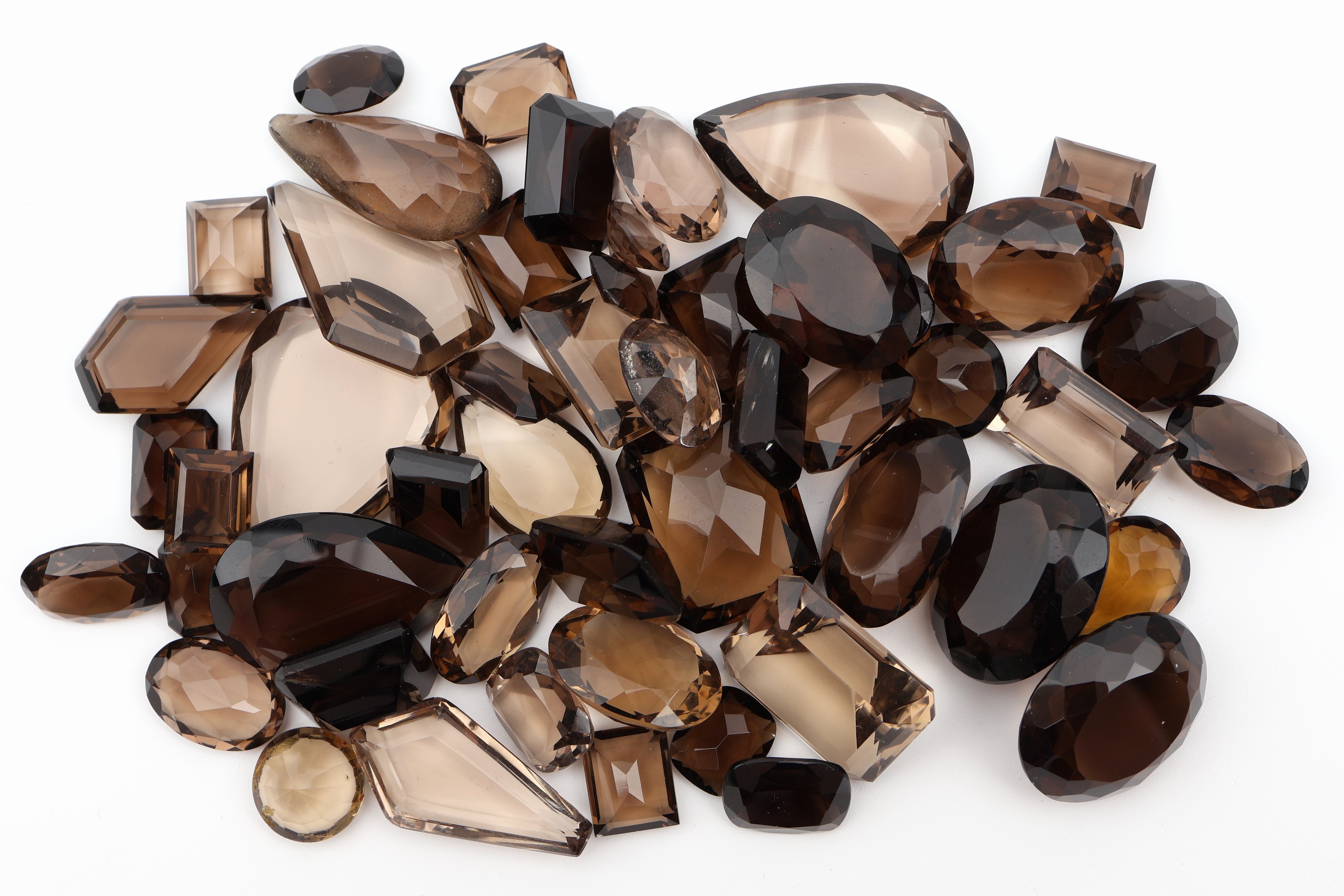 Lot lose Rauchquarze, ca. 754 ct, versch. Grössen, Formen und Farbnuancen