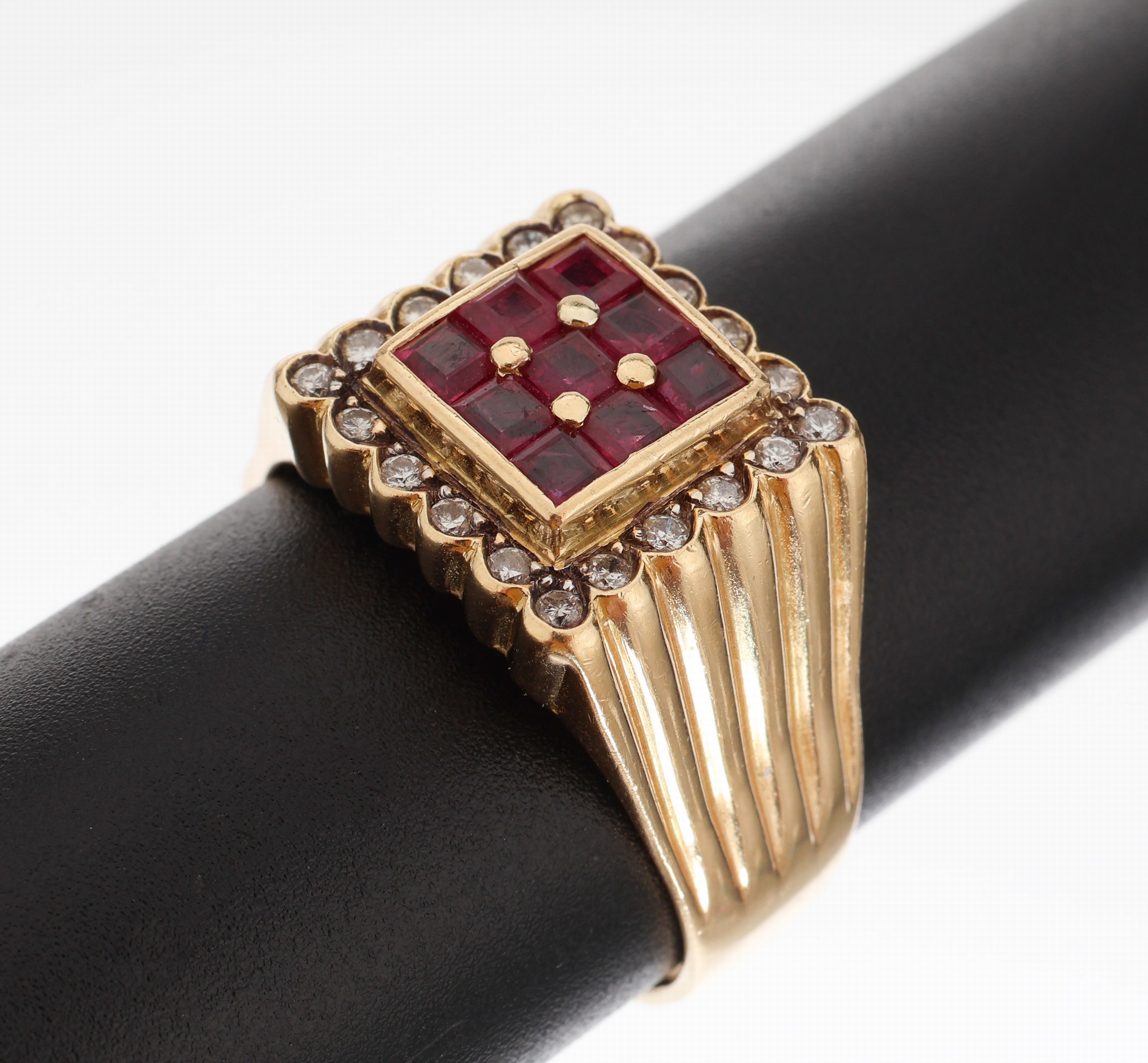 18 kt Gold Rubin Brillant Herrenring, GG 750/000, 9 facett. Rubincarrees zus. ca. 0.45 ct, umgeben von 20 Brillanten zus. ca. 0.20 ct Weiss/si-p 1, ...