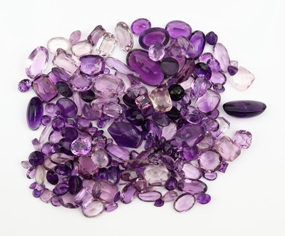 Image Lot loose amethysts , approx. 727 ct, different shapes and sizes, stones with tracesof ...