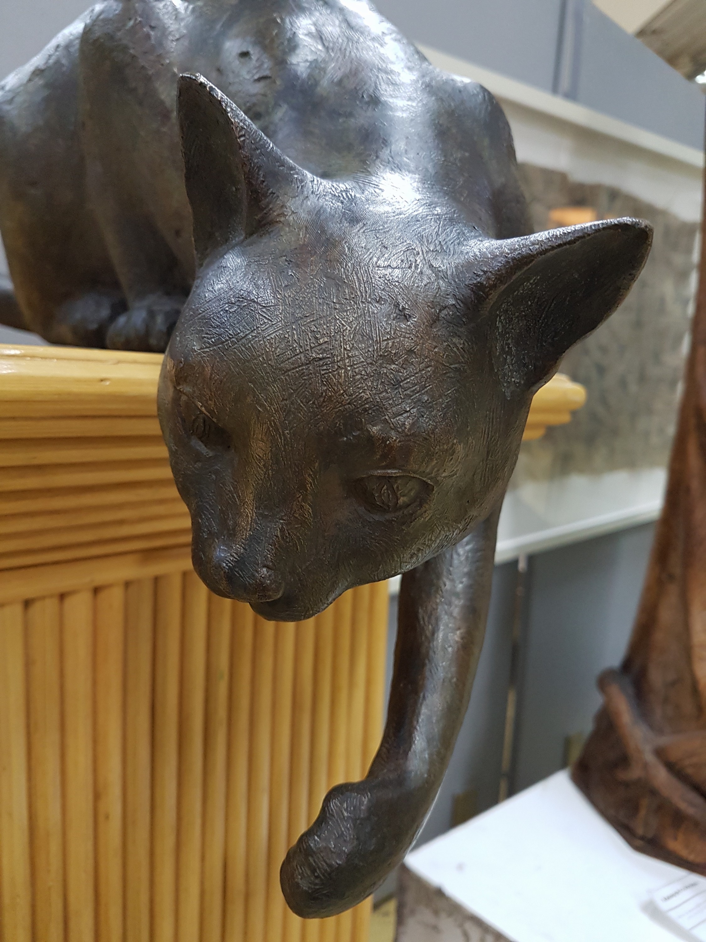 Detail a: Jürgen Ebert, geb. 1964, Studium AK München bei Prof. Koch, ansässig Bad Griesbach, hier: große Katze, Bronzeskulptur im ...