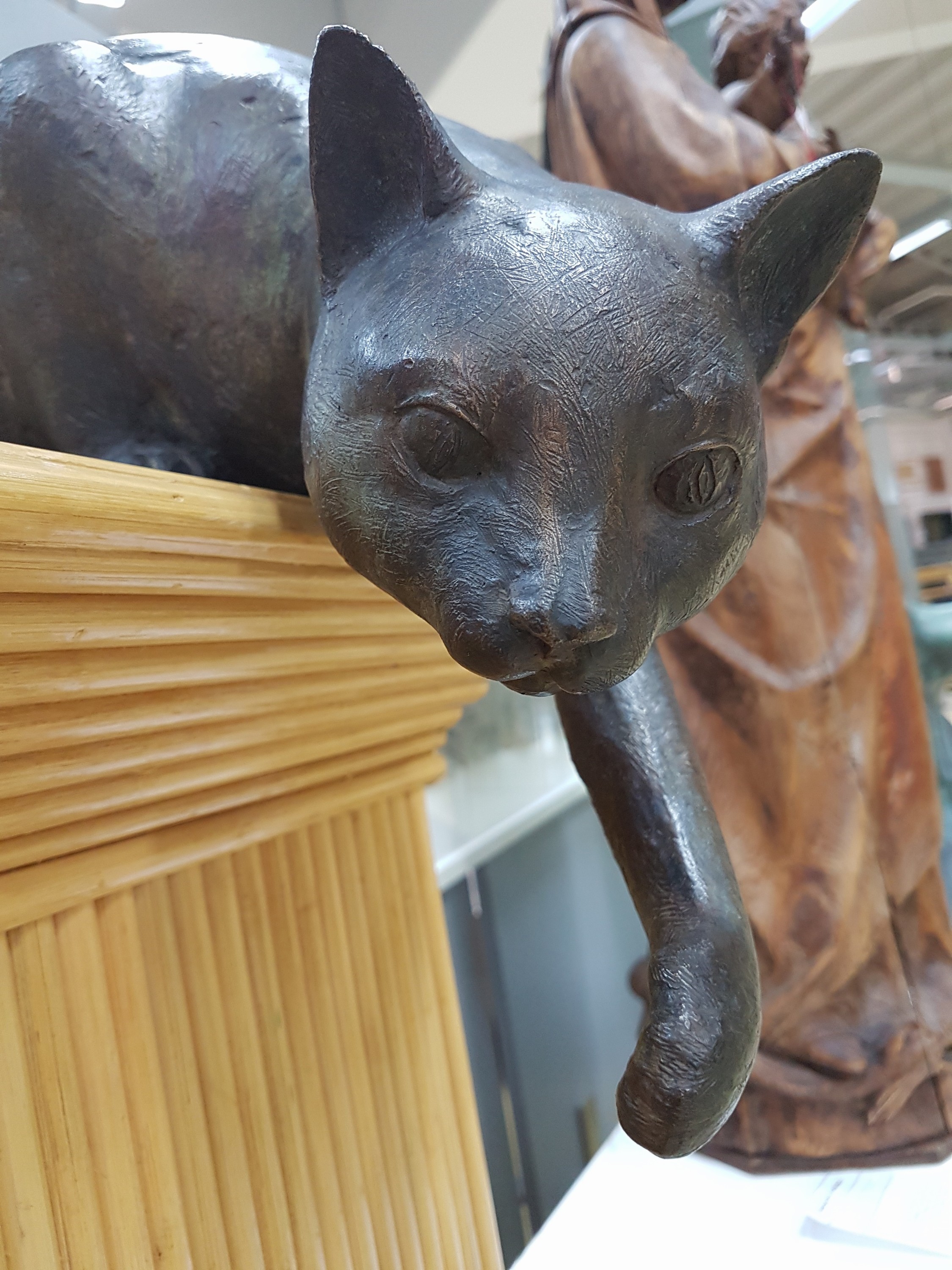 Detail e: Jürgen Ebert, geb. 1964, Studium AK München bei Prof. Koch, ansässig Bad Griesbach, hier: große Katze, Bronzeskulptur im ...