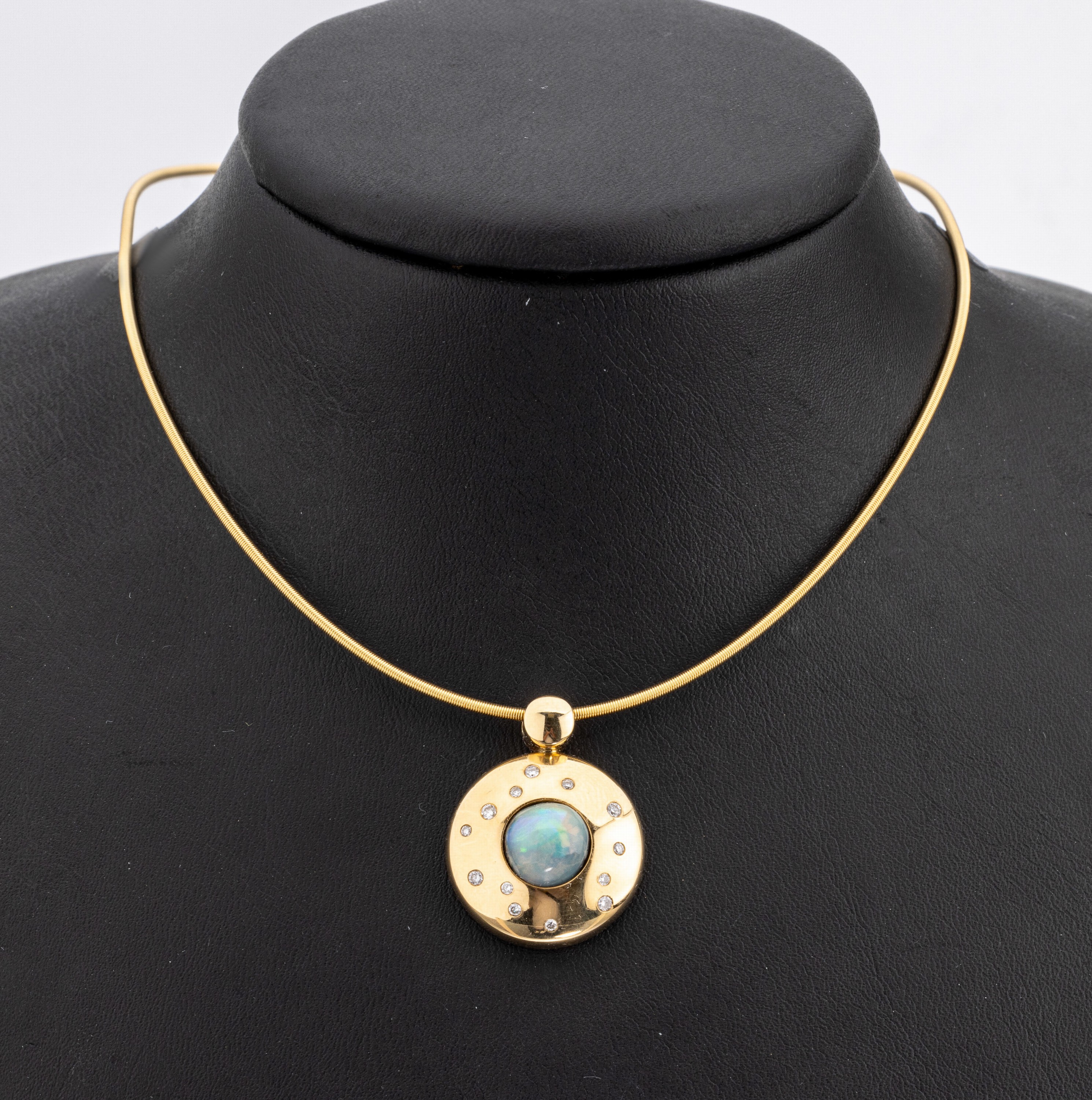 Massiver 18 kt Gold Opal-Diamant-Anhänger, an Halsreif, GG 750/000, Boulderopal-Cabochon ca. 4.80 ct, 13 Brillanten zus. ca. 0.15 ct Weiss/vs-si, ...