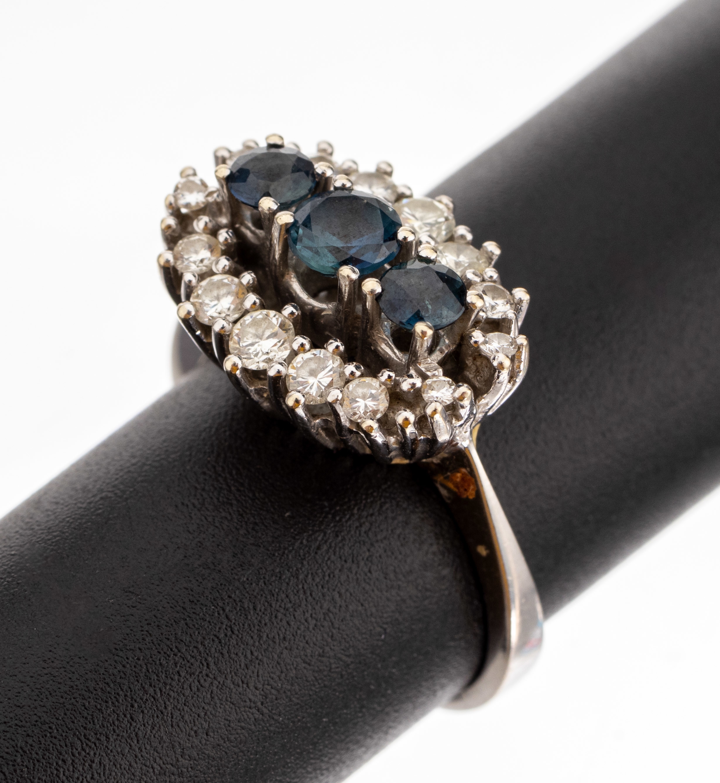 18 kt Gold Saphir Brillant Ring, WG 750/ 000, 3 rundfacett. Saphire zus. ca. 1.60 ct, umgeben von 14 Brillanten zus. ca. 0.45 ct Weiß/si, RW 56, ...