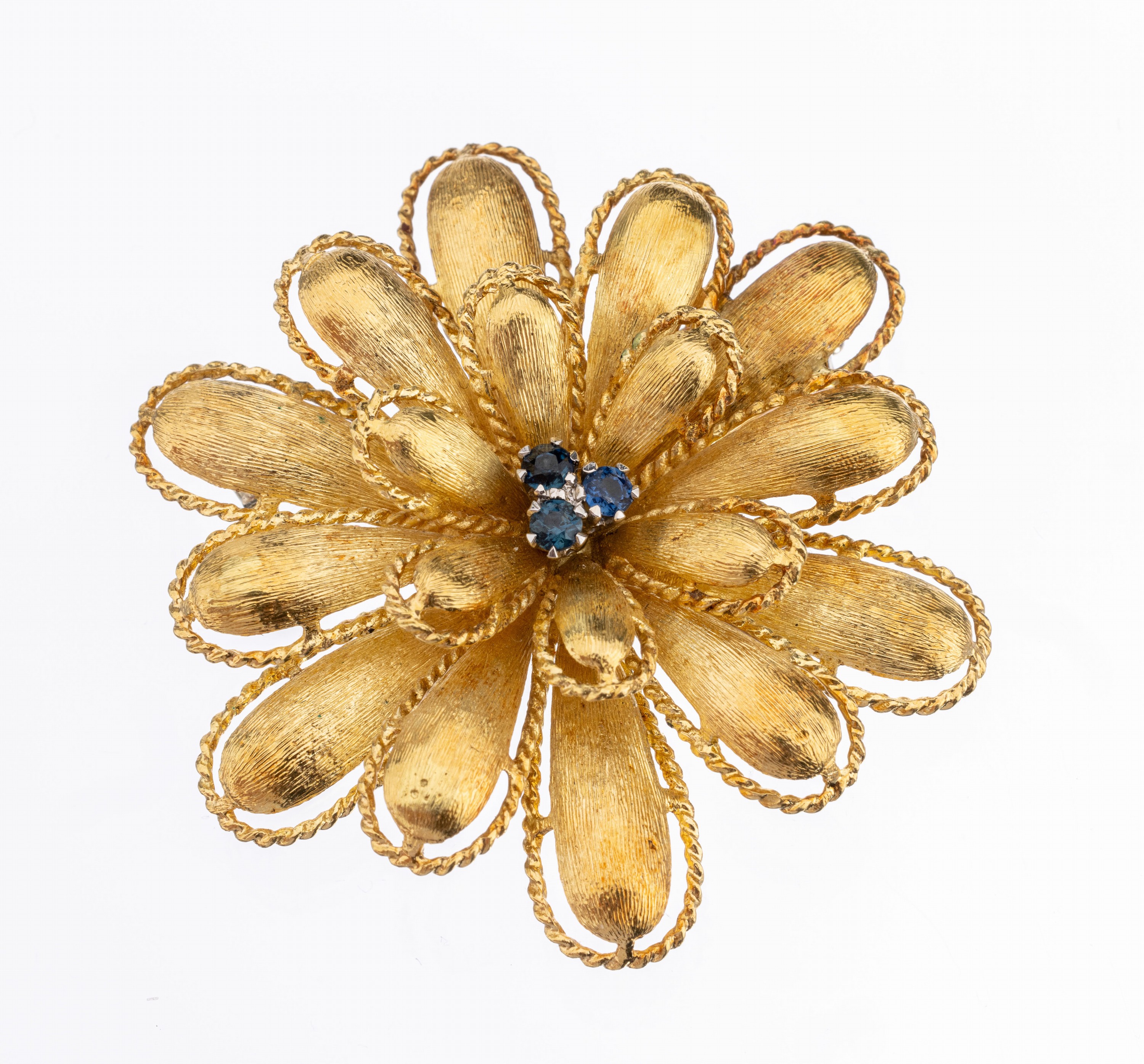 18 kt Gold Blütenbrosche, GG 750/000, Aufbau in 2 Ebenen, Blätter fein sat., Kordelverzierung, 3 rundfacett. Saphire, D. ca. 5 cm, ca. 22.4 g