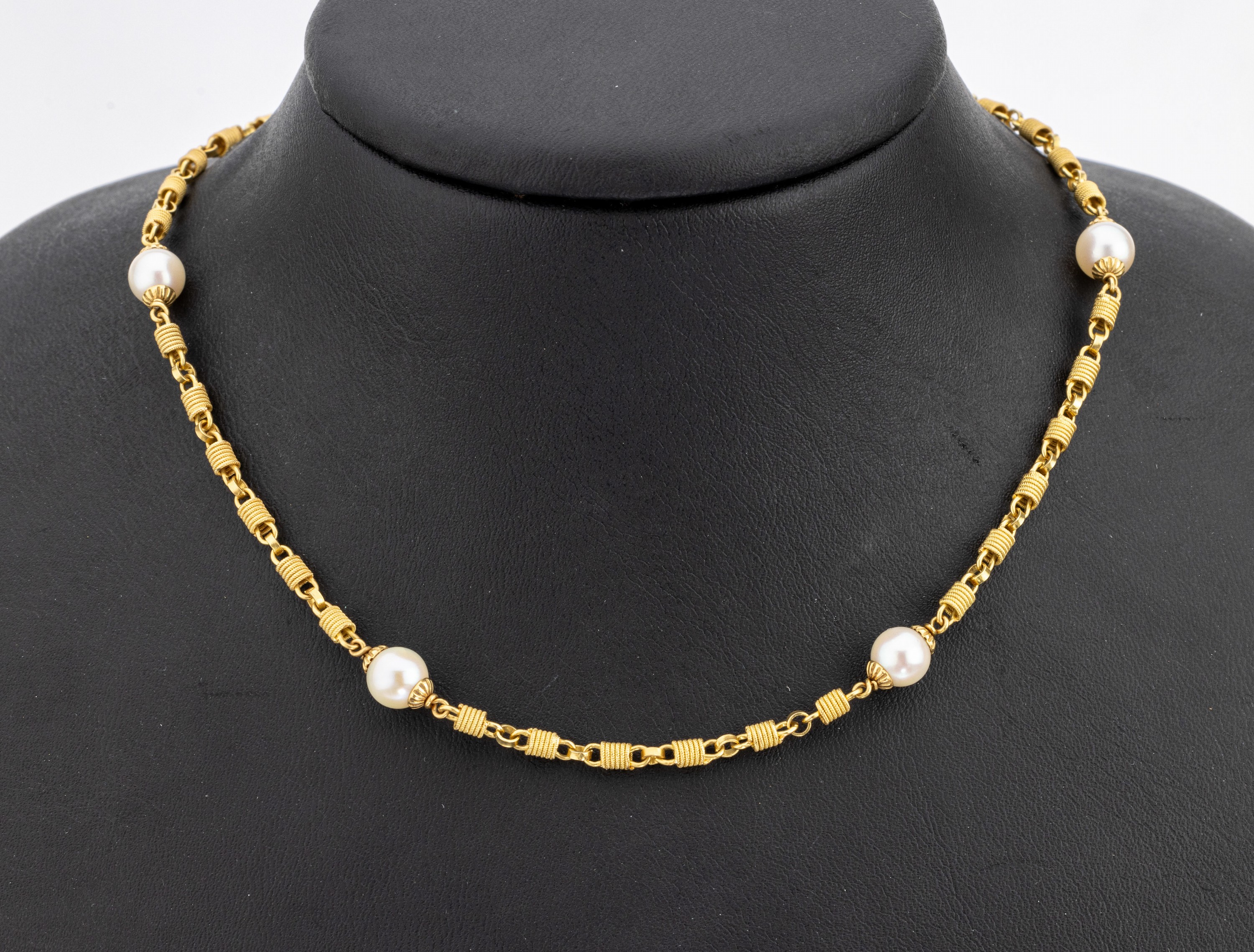 18 kt Gold Perl-Collier, GG 750/000, ausgefallene Kettenglieder, z.T. rosefarb. Perlen, D. ca. 6.5 mm, L. ca. 92 cm, Federringschliesse, ca. 33.2 g
