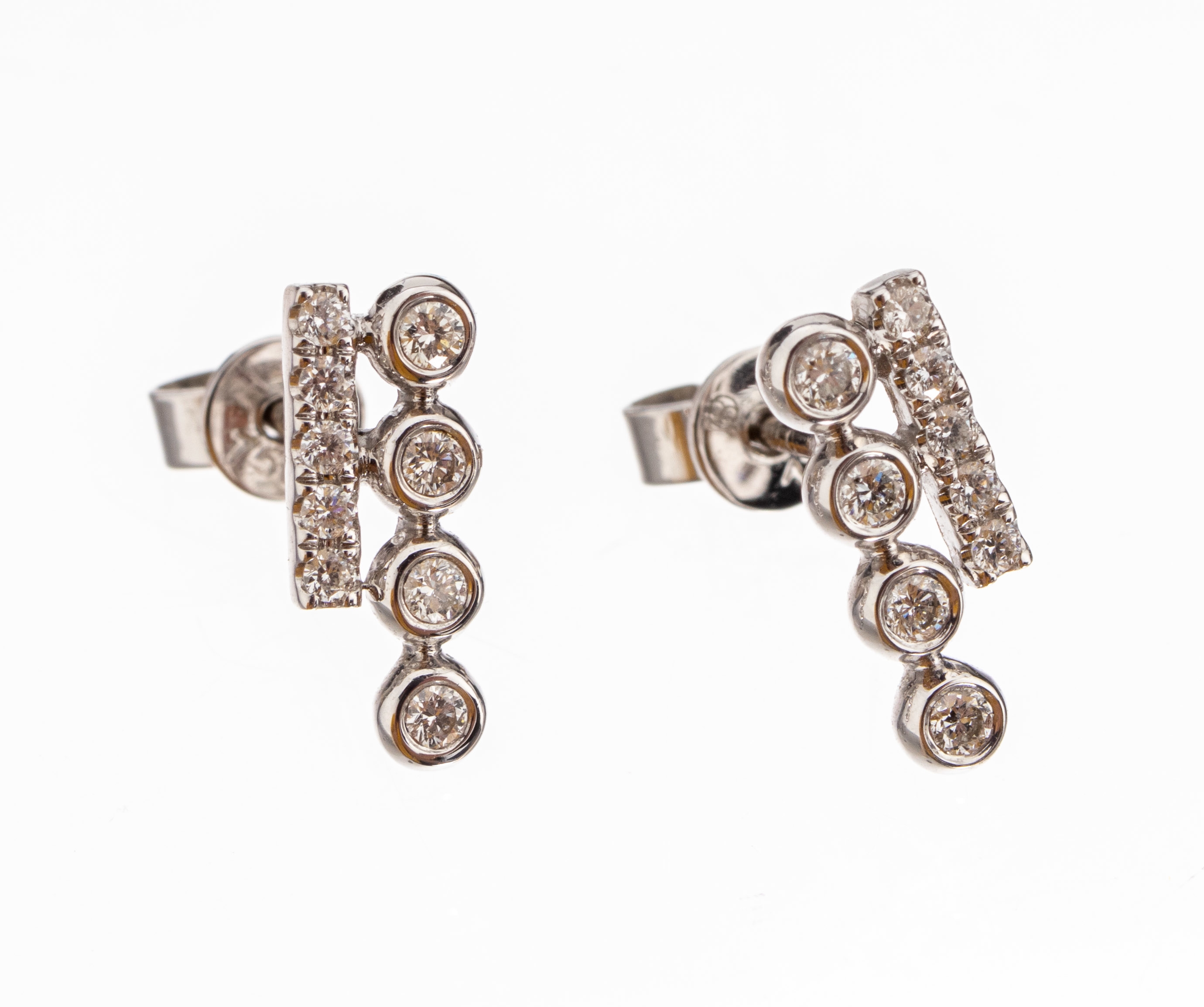 Paar 18 kt Gold Brillant Ohrstecker, WG 750/000, insg. 18 Brillanten zus. ca. 0.13 ct Weiss/si, L. ca. 1 cm, ca. 1.6 g