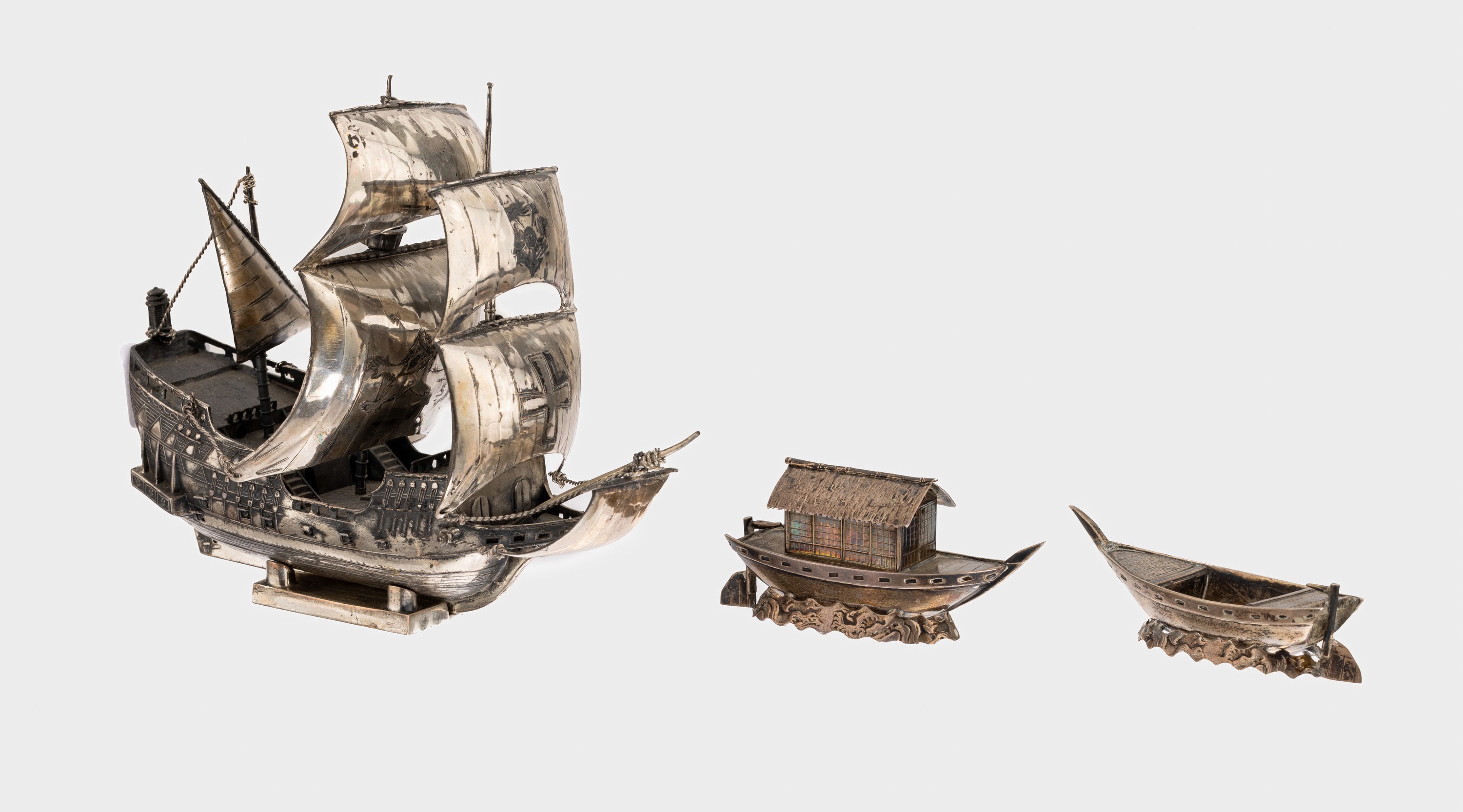Miniaturschiff, 925er Silber, Italien, Darstellung eines Dreimasters, feines Ausführung, auf Standfu?, ca. 16 x 6.5 x 12 cm, 1 Mast etwas locker, ...