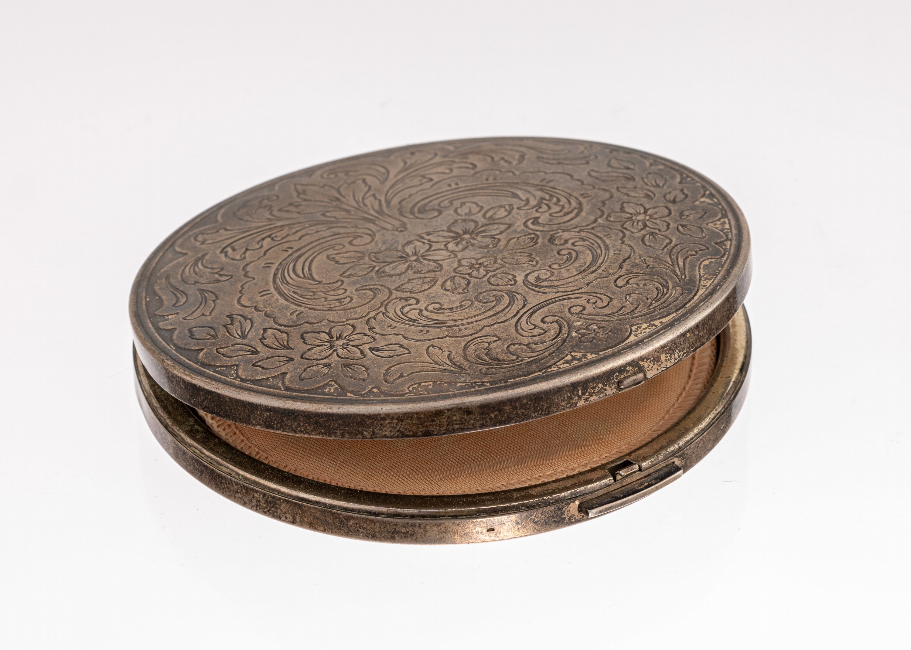 Puderdose, 925er Silber, Deckel reich grav., Rocaillen und Blüten, D. ca. 10 cm, ca.133.9 g