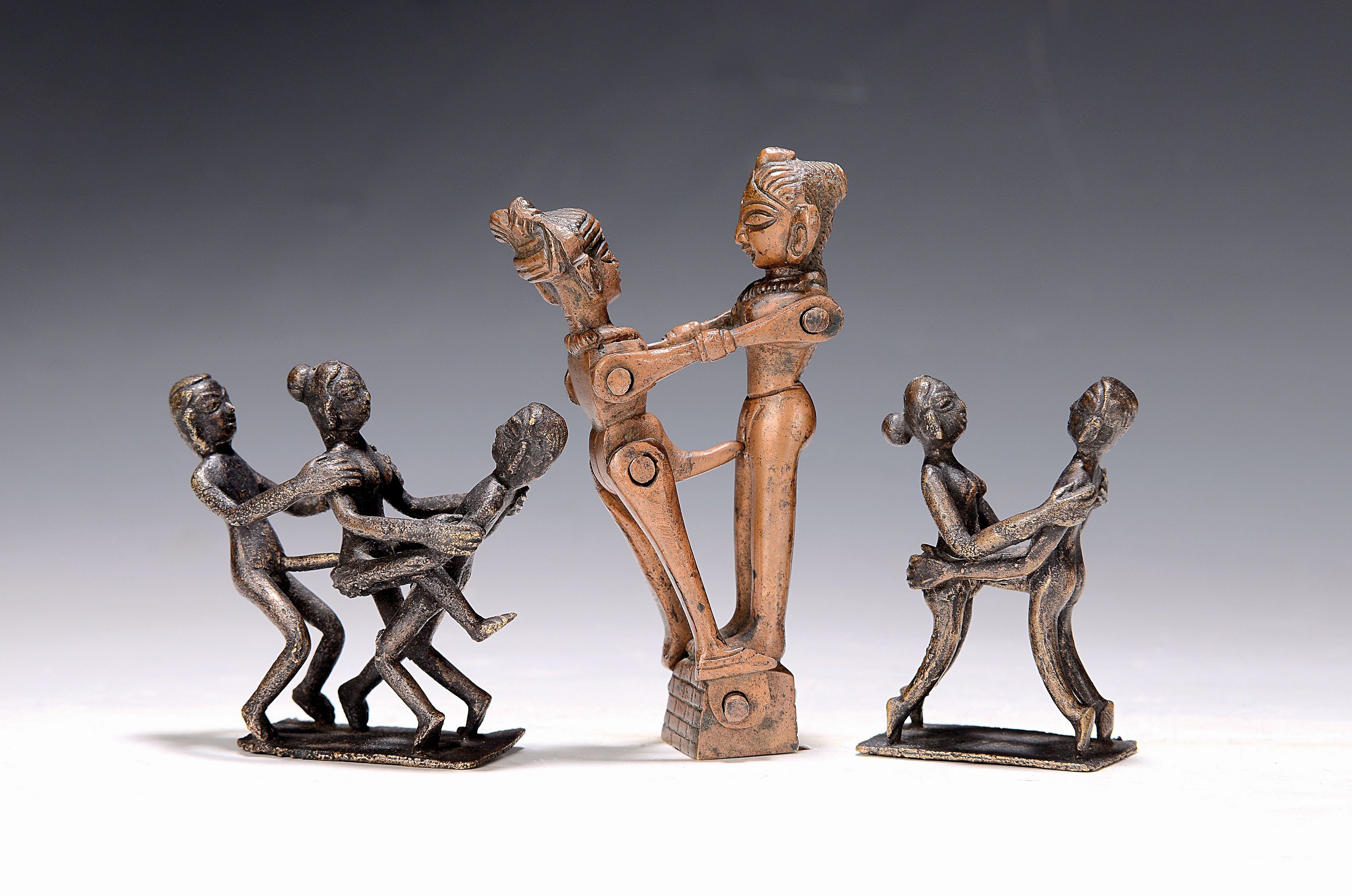 3 erotische Bronzeminiaturen, Südasien, 20.Jh., Pärchen mit Bewegungsmechanik, H. 13 cm; Pärchen und Trio in verschiedenen Stellungen, H. je 8 cm