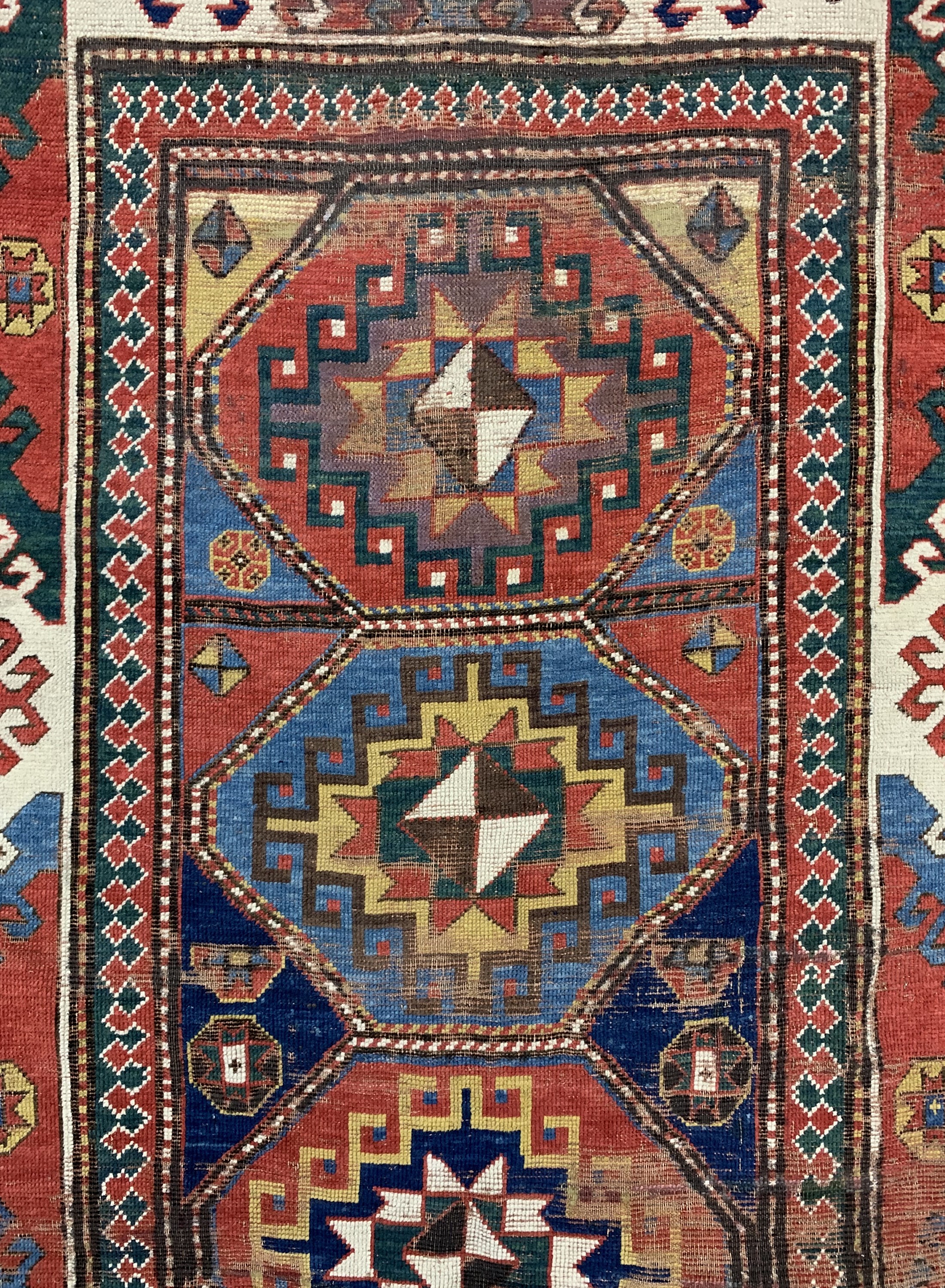 Detail b: "Bordjalou"Kazak antik, Kaukasus, Mitte 19.Jhd, Wolle auf Wolle, ca. 260 x 142 cm, EHZ: 3, (Alte Restaurierung)