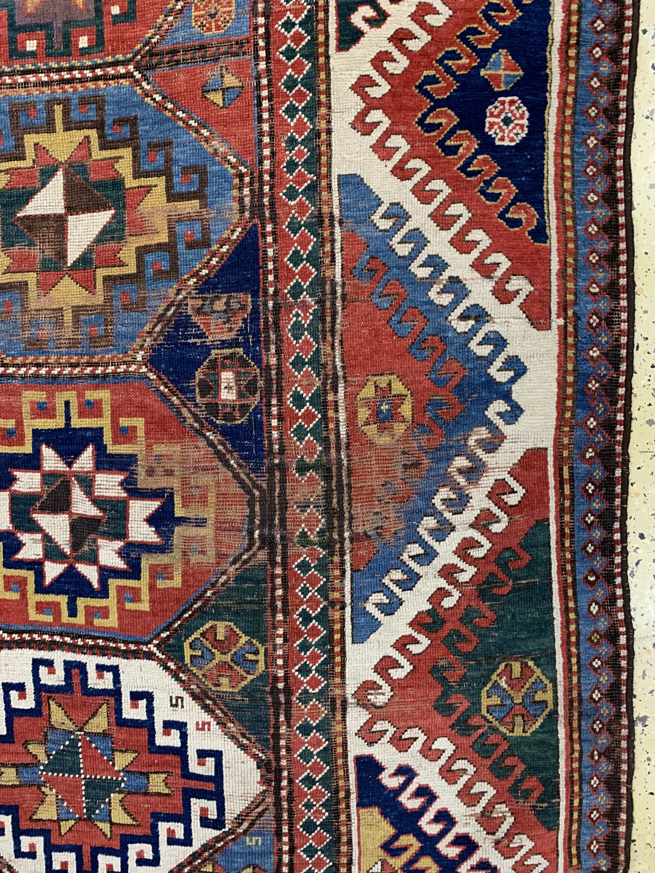 Detail c: "Bordjalou"Kazak antik, Kaukasus, Mitte 19.Jhd, Wolle auf Wolle, ca. 260 x 142 cm, EHZ: 3, (Alte Restaurierung)