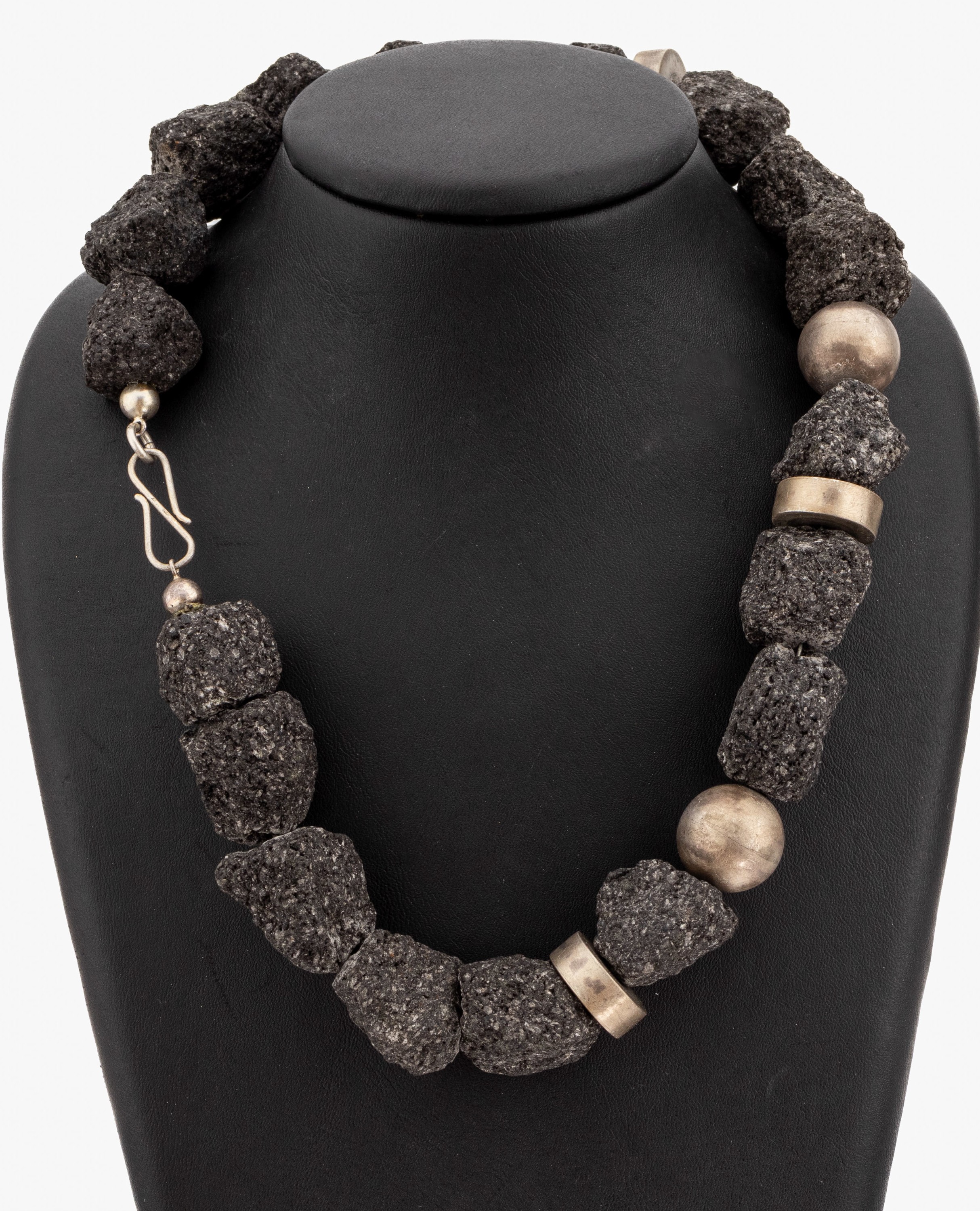 Lavasteincollier, 925er Silber, grosse Lavasteinbrocken, D. ca. 18.4 x 20.7 mm, Schliesse und Zwischenelemente Silber, L. ca. 52 cm, S-Schliesse, ...