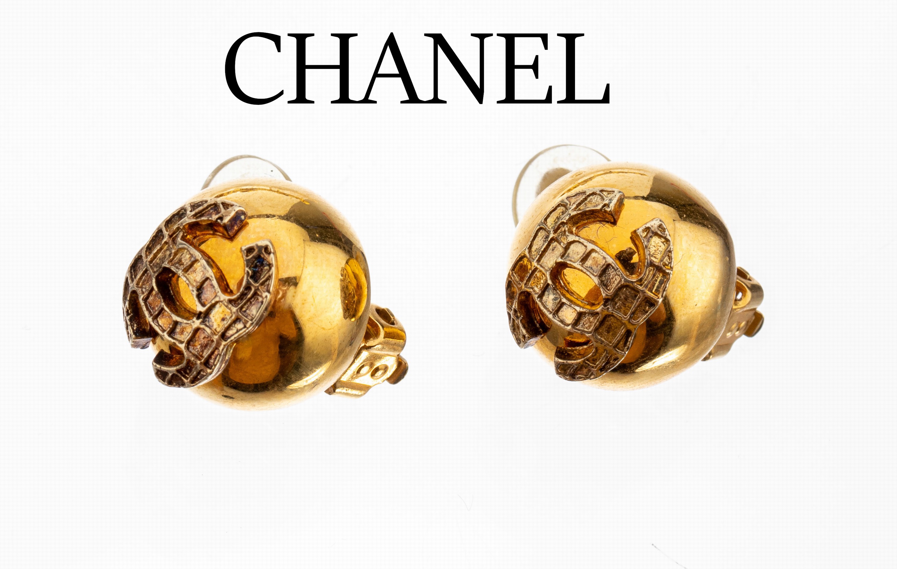 Paar CHANEL Ohrclips, Made in France, Metall verg., mit aufgelegten CC Emblem, D. ca. 14.8 mm