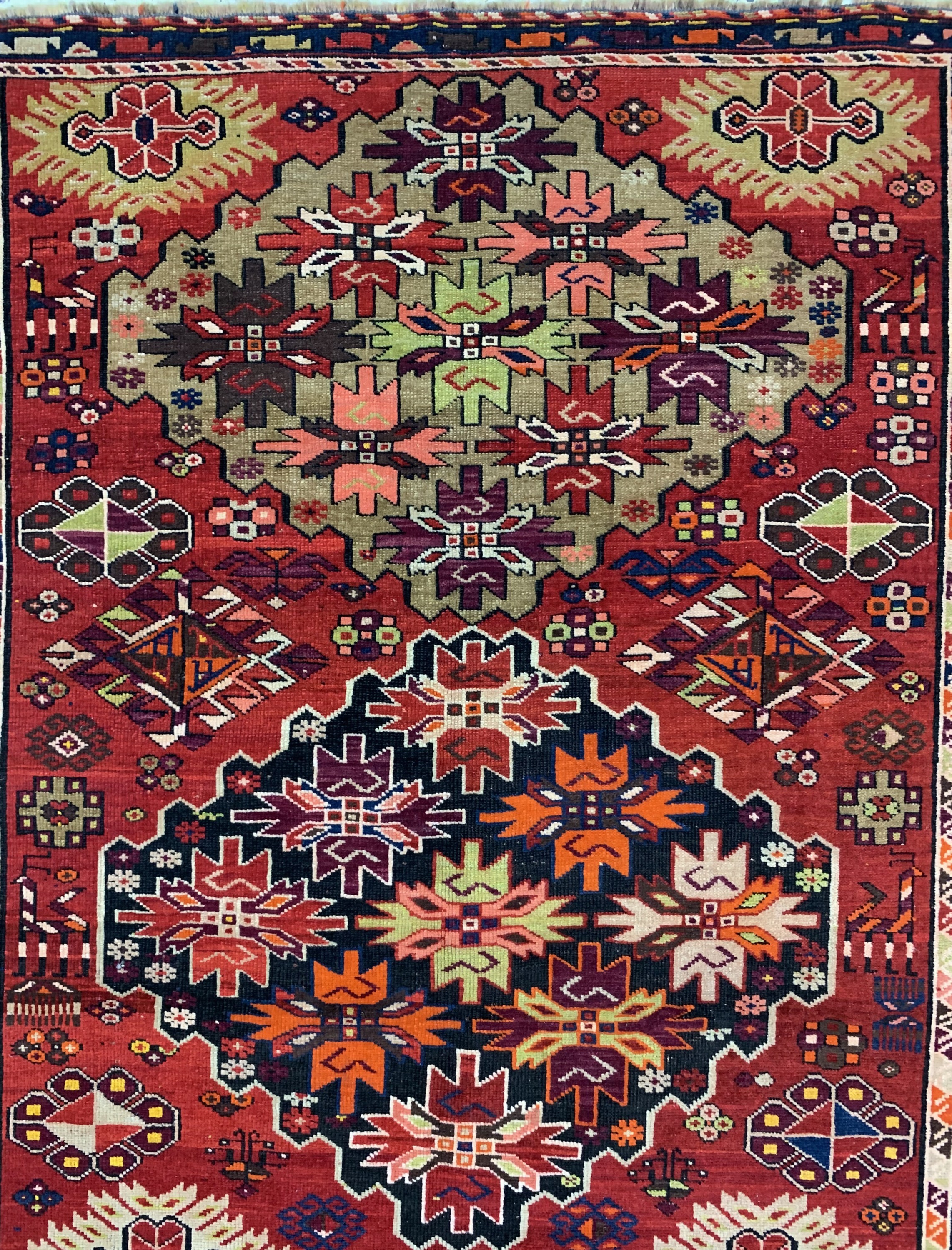 Detail b: Schirwan antik, Kaukasus, um 1900, Wolle auf Wolle, ca. 307 x 157 cm, verkürzt, EHZ: 3,(Alte Restaurierungen)
