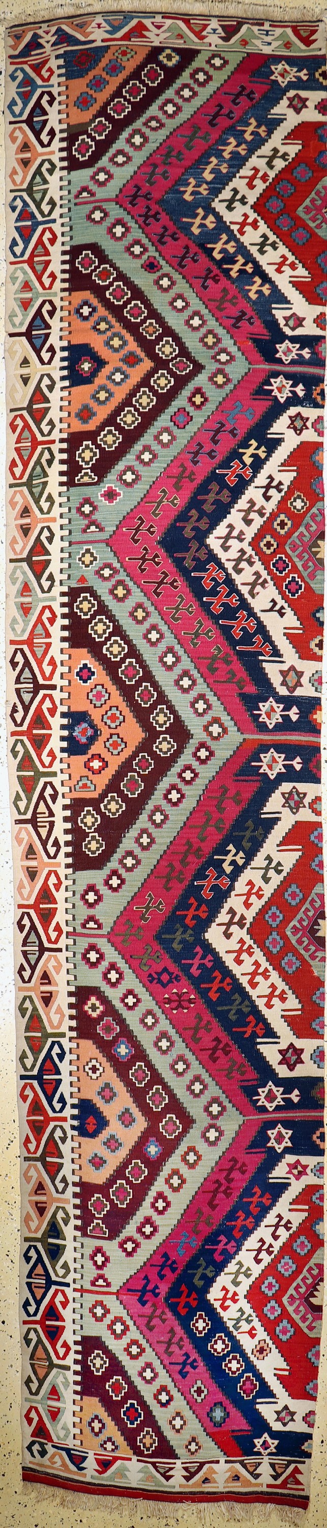 Anatol Kelim antik, Türkei, um 1900, Wolle auf Wolle, ca. 424 x 90 cm, EHZ: 2, (geflickt)