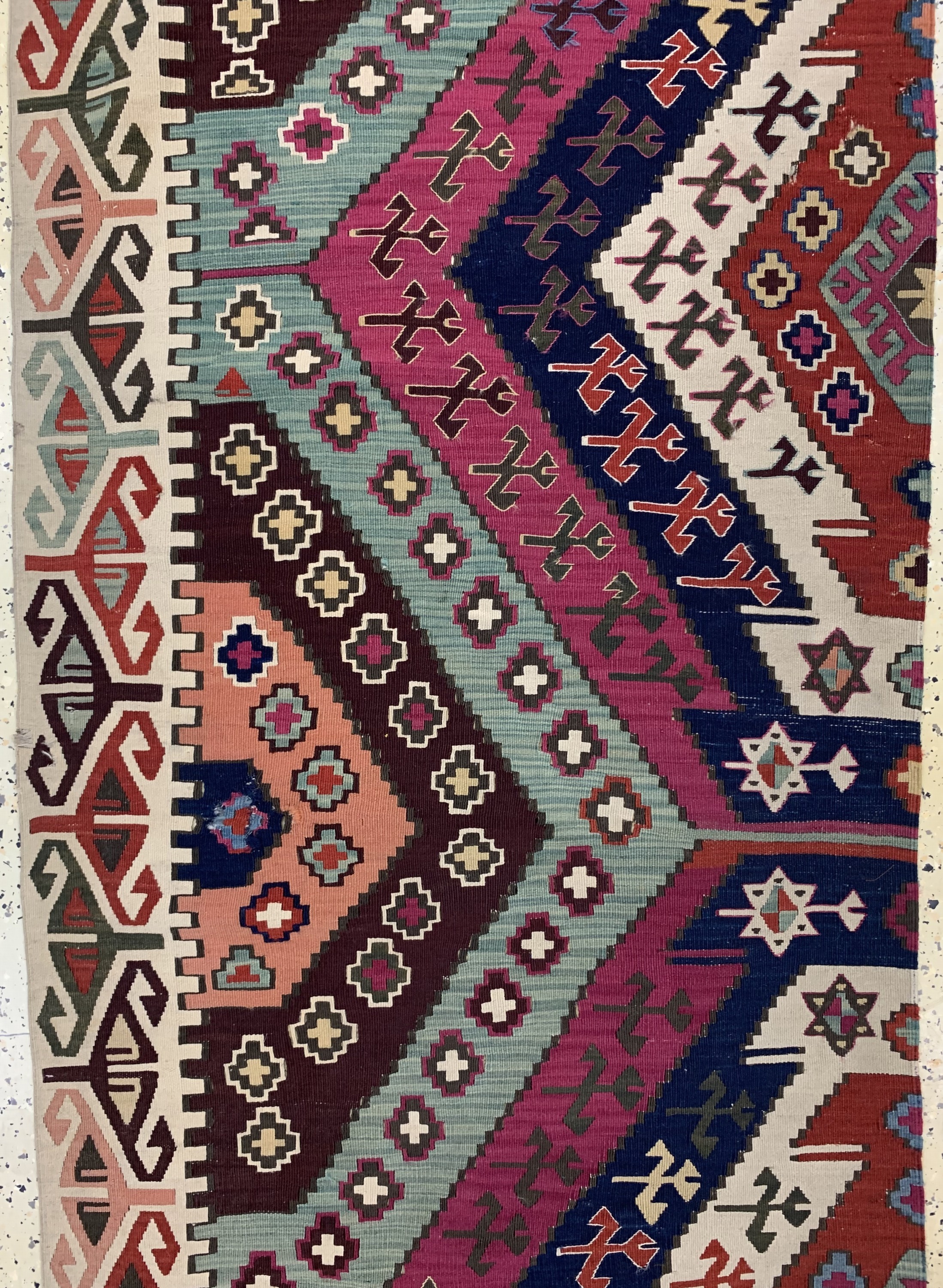 Detail b: Anatol Kelim antik, Türkei, um 1900, Wolle auf Wolle, ca. 424 x 90 cm, EHZ: 2, (geflickt)