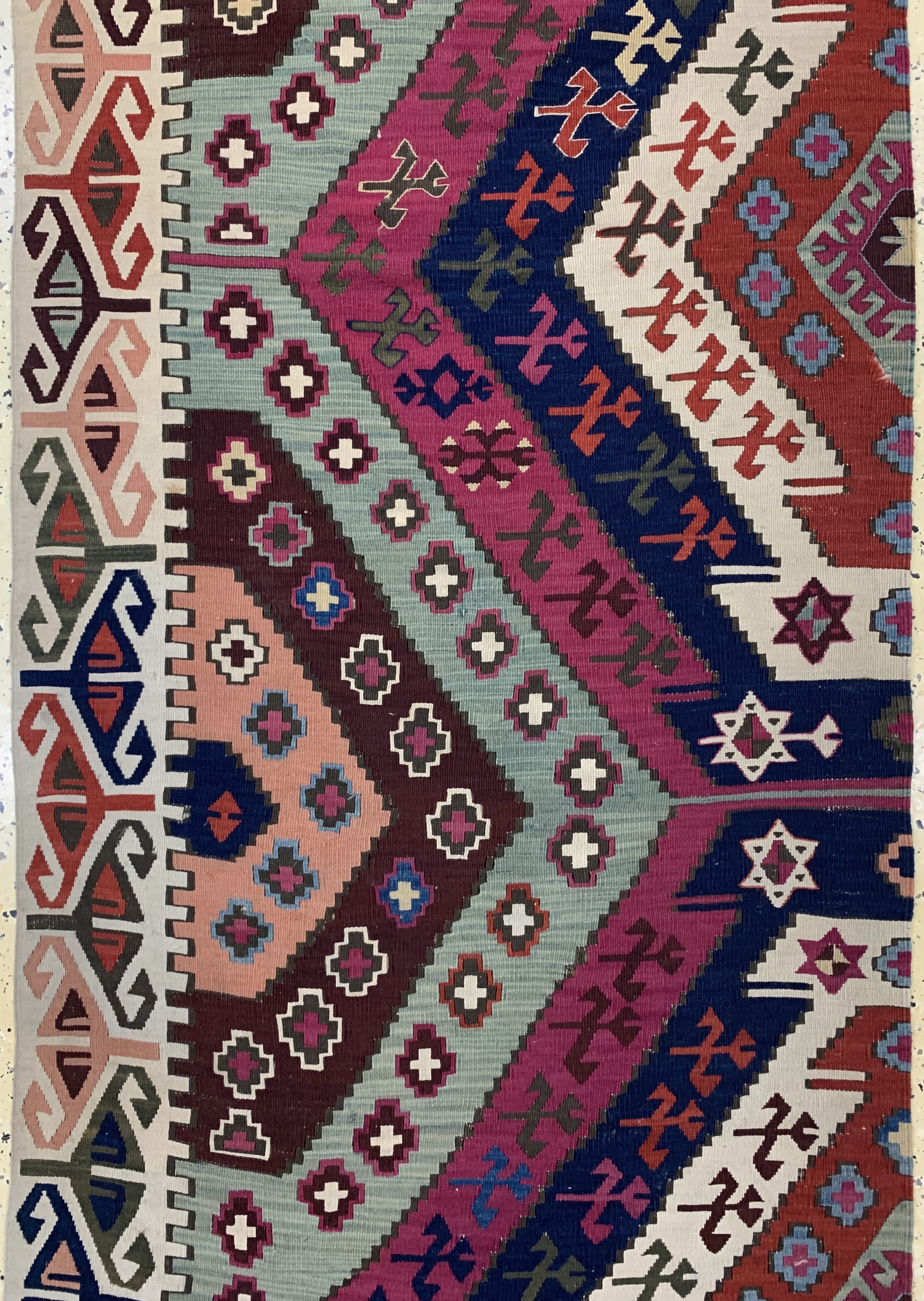 Detail c: Anatol Kelim antik, Türkei, um 1900, Wolle auf Wolle, ca. 424 x 90 cm, EHZ: 2, (geflickt)