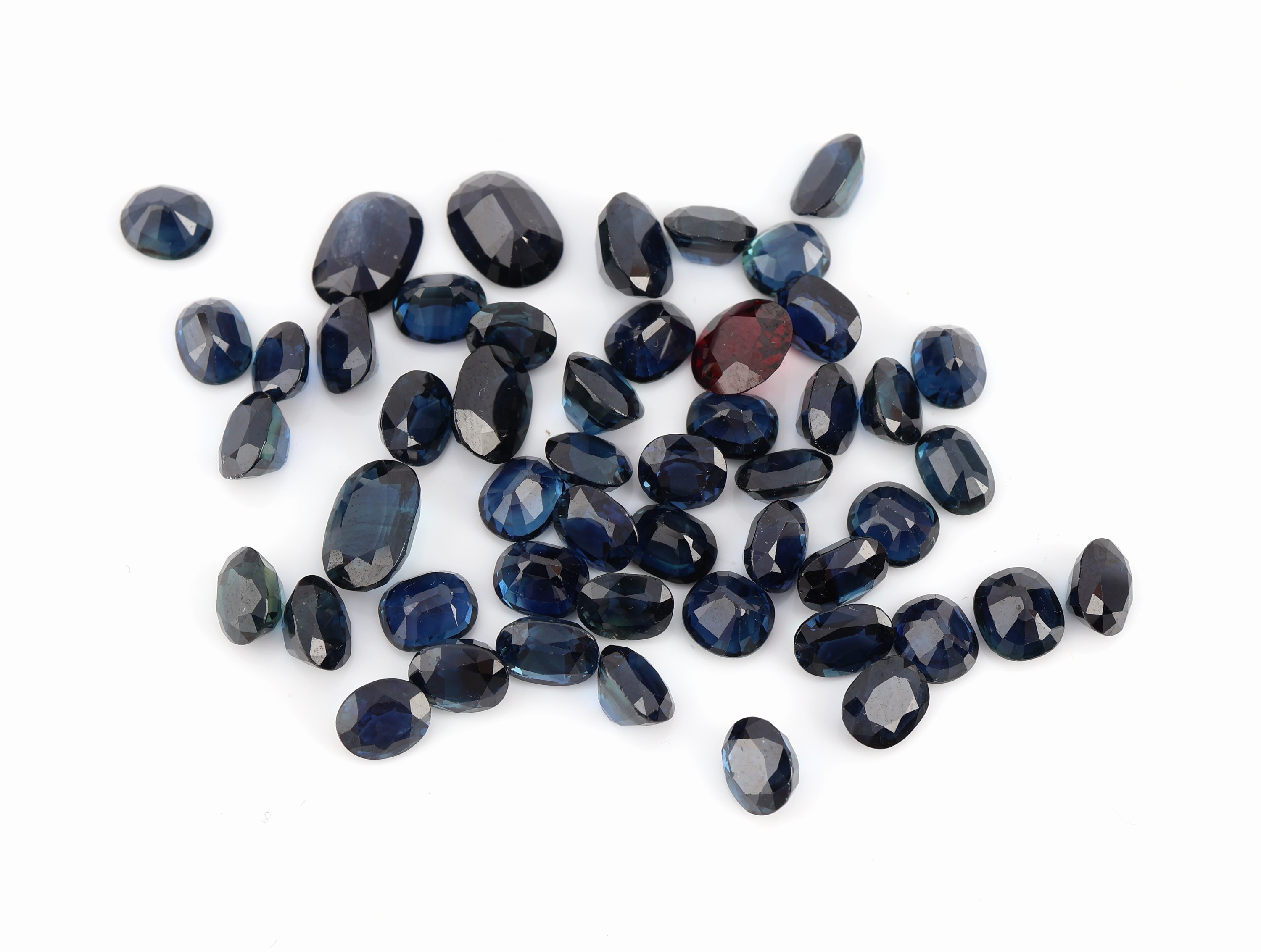 Lot lose Saphire, zus. ca. 55.39 ct, ovalfacett. in versch. Größen, dazu 1 rundfacett. Granat ca. 1.69 ct